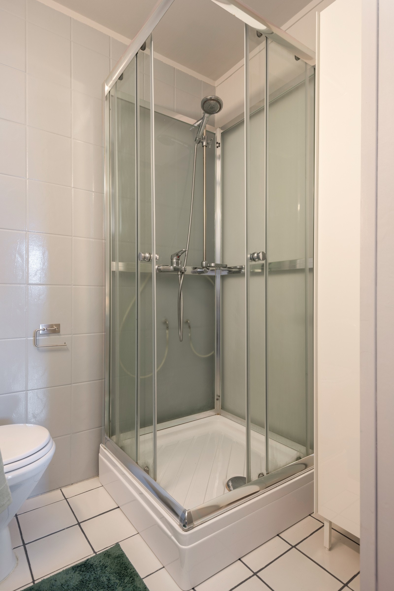 Badet er på 2,5 kvm. og har fliser på gulv og vegger. Badet er utstyrt med dusjkabinett og det anbefales videre bruk av dette. Galleribilde