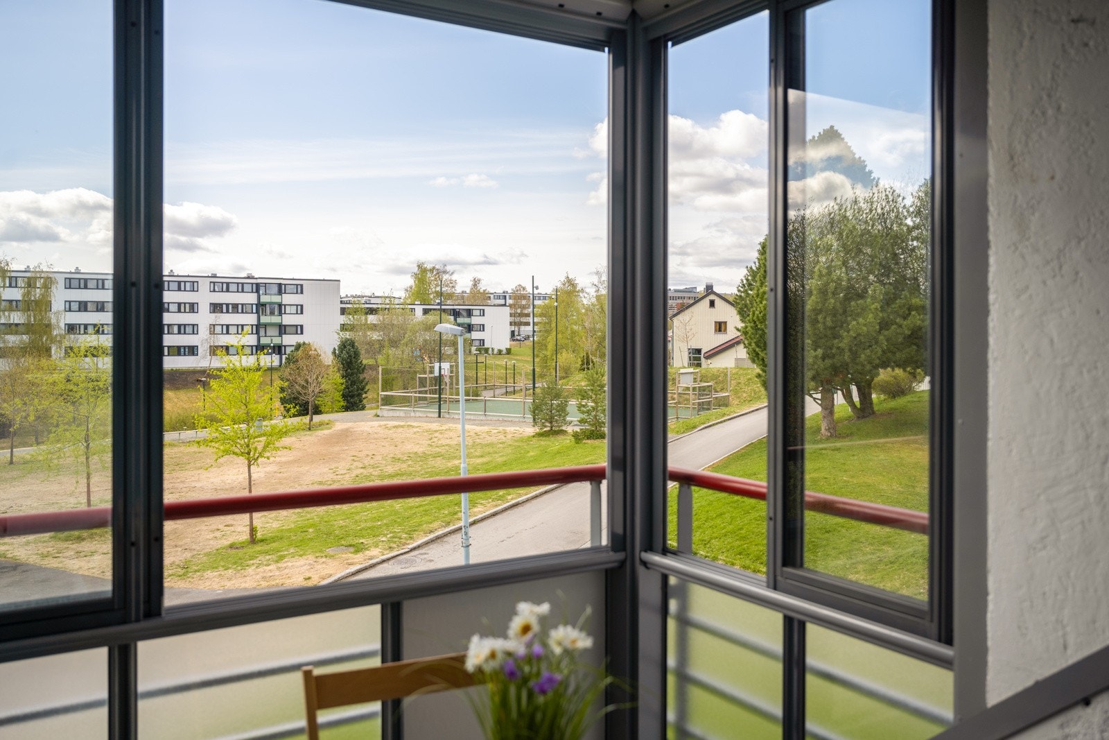 Flott 2-roms med uhindret utsikt og glimrende beliggenhet ut mot friområde. Galleribilde