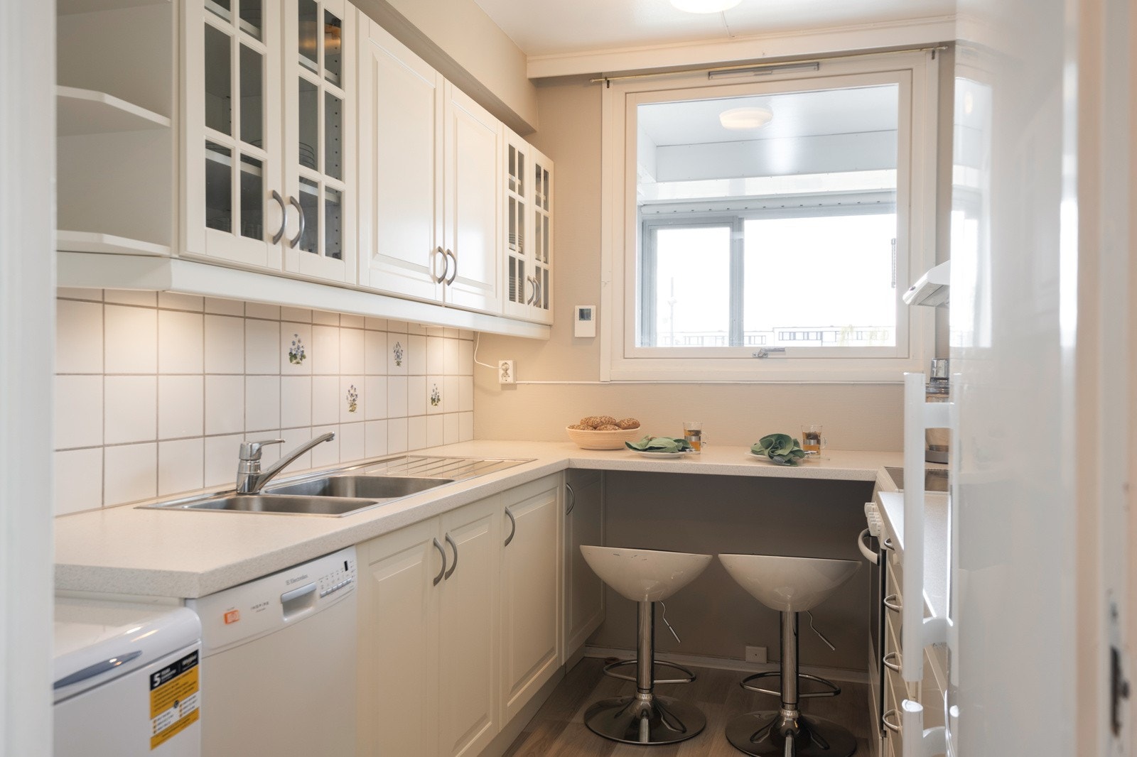 Tidløst, nøytralt kjøkken på 7 kvm. med masse skap- og benkeplass. Galleribilde