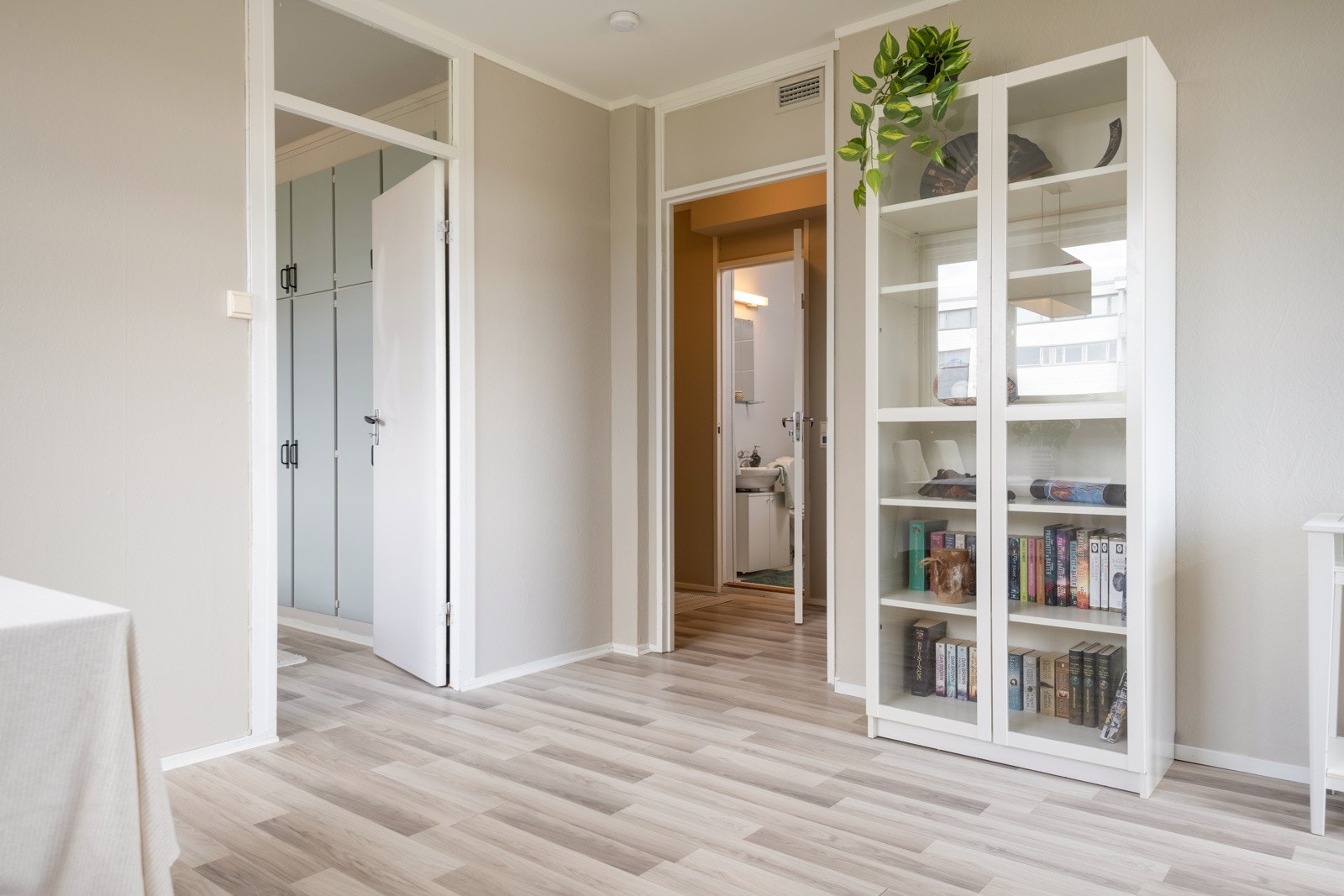 Stue og kjøkken ligger praktisk adskilt fra hverandre, med god plass til spisestue langs vegg mot soverommet. Galleribilde