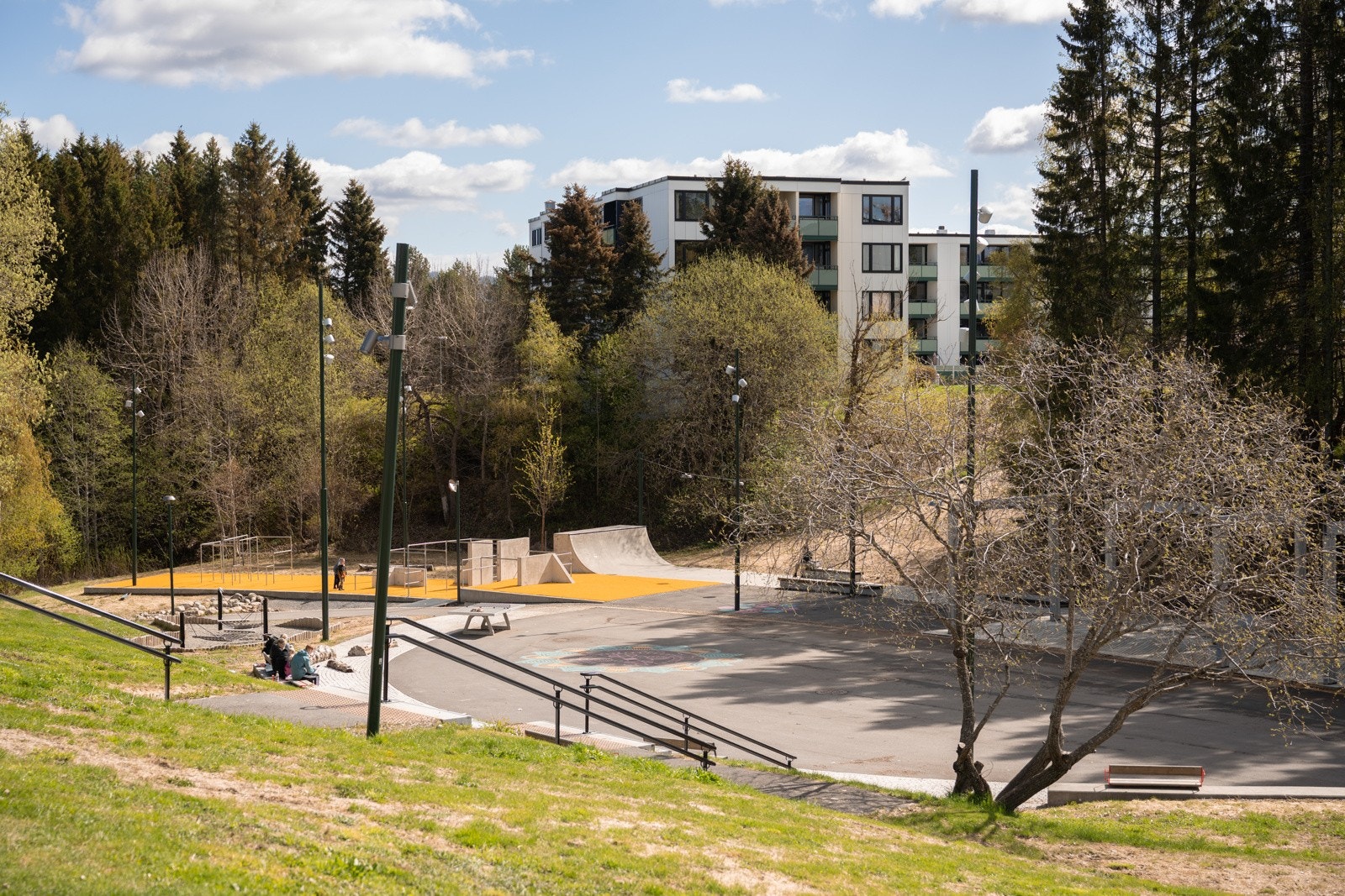 Helt skjermet for biltraffikk og fasiliteter som aktivitetspark og volleyballbane like ved leiligheten. Galleribilde