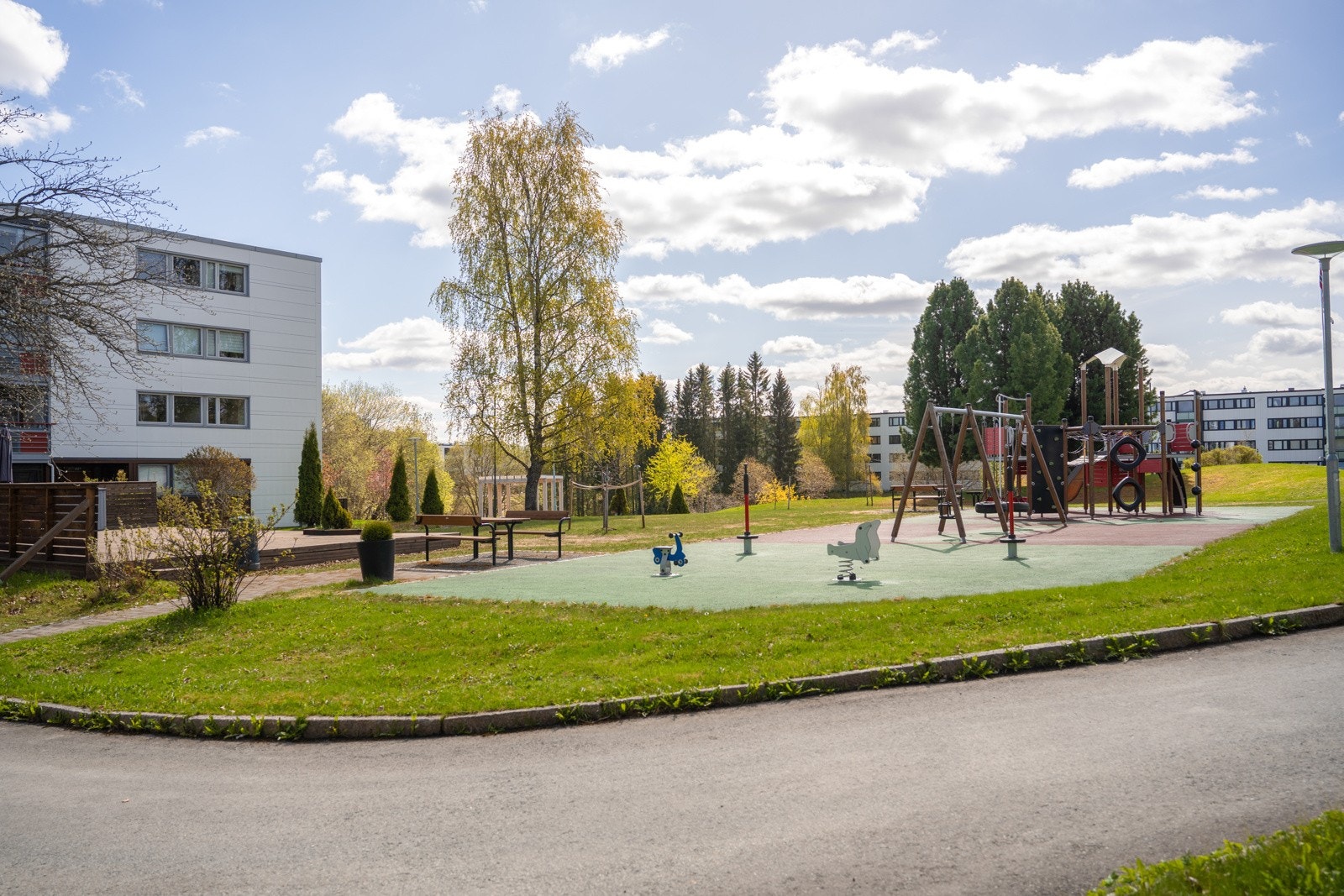 Her har man en ypperlig beliggenhet i feltet med flotte fellesarealer og god avstand mellom byggene. Galleribilde