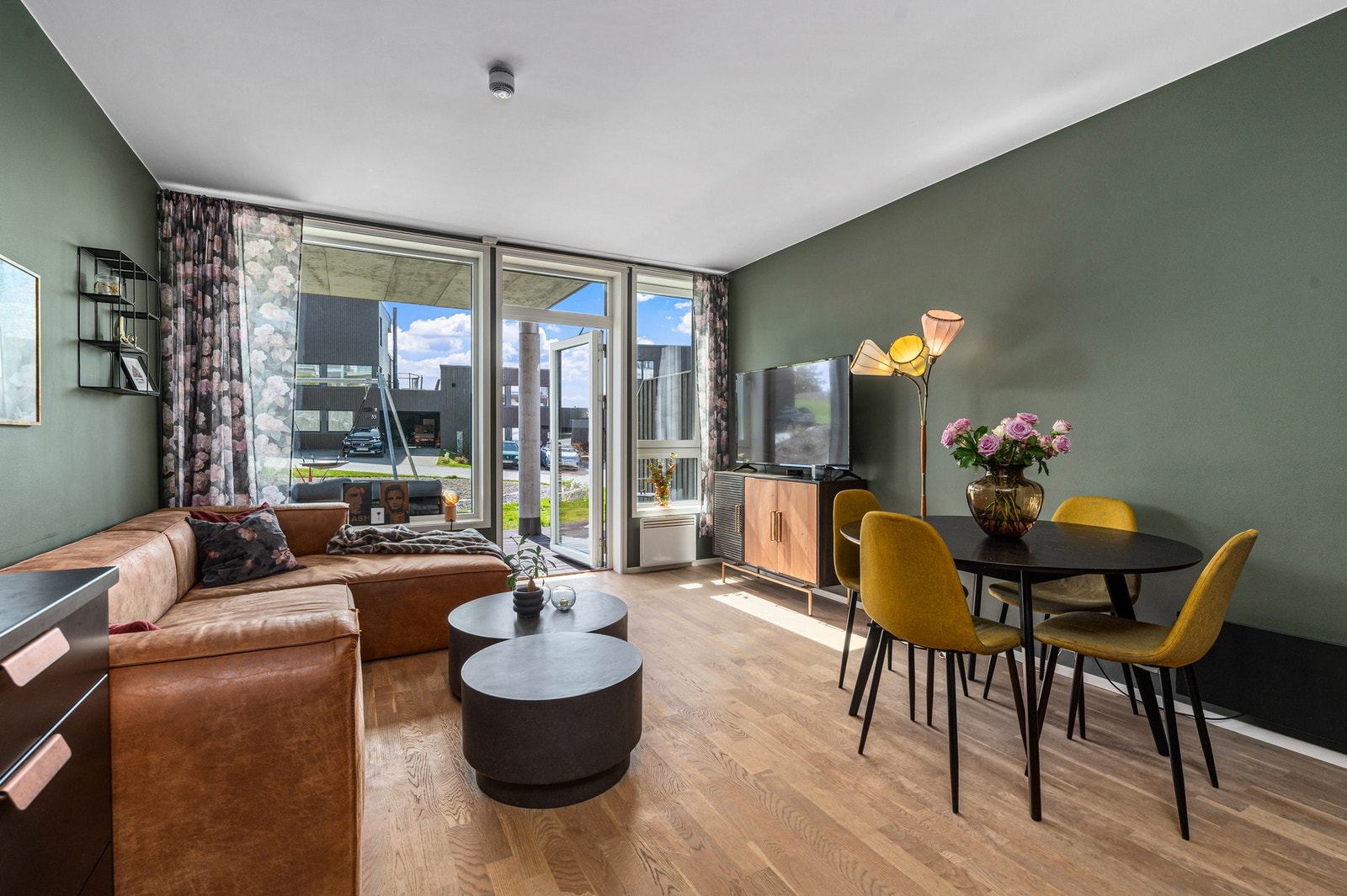 Store vindusflater gir rikelig med lysinnslipp. En moderne leilighet med god planløsning - Delikate og moderne fargevalg i alle rom. Galleribilde