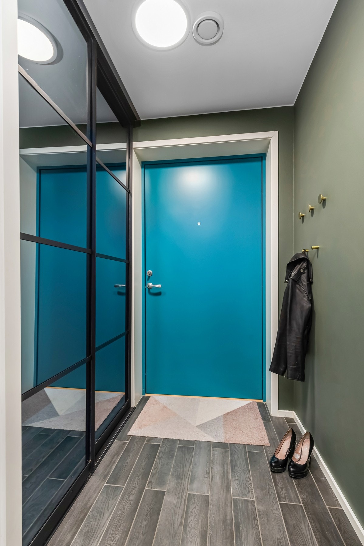 Inngangsparti med god skapplass. Galleribilde