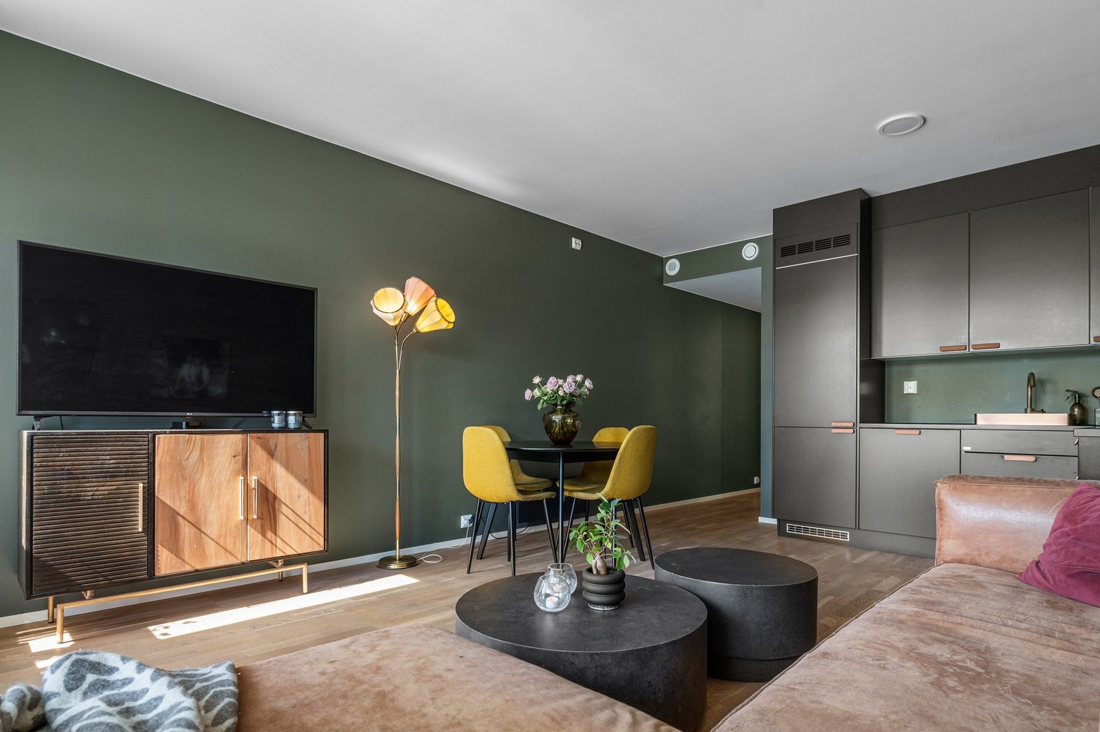 Leiligheten har en åpen stue/kjøkkenløsning på 21 kvm. Galleribilde