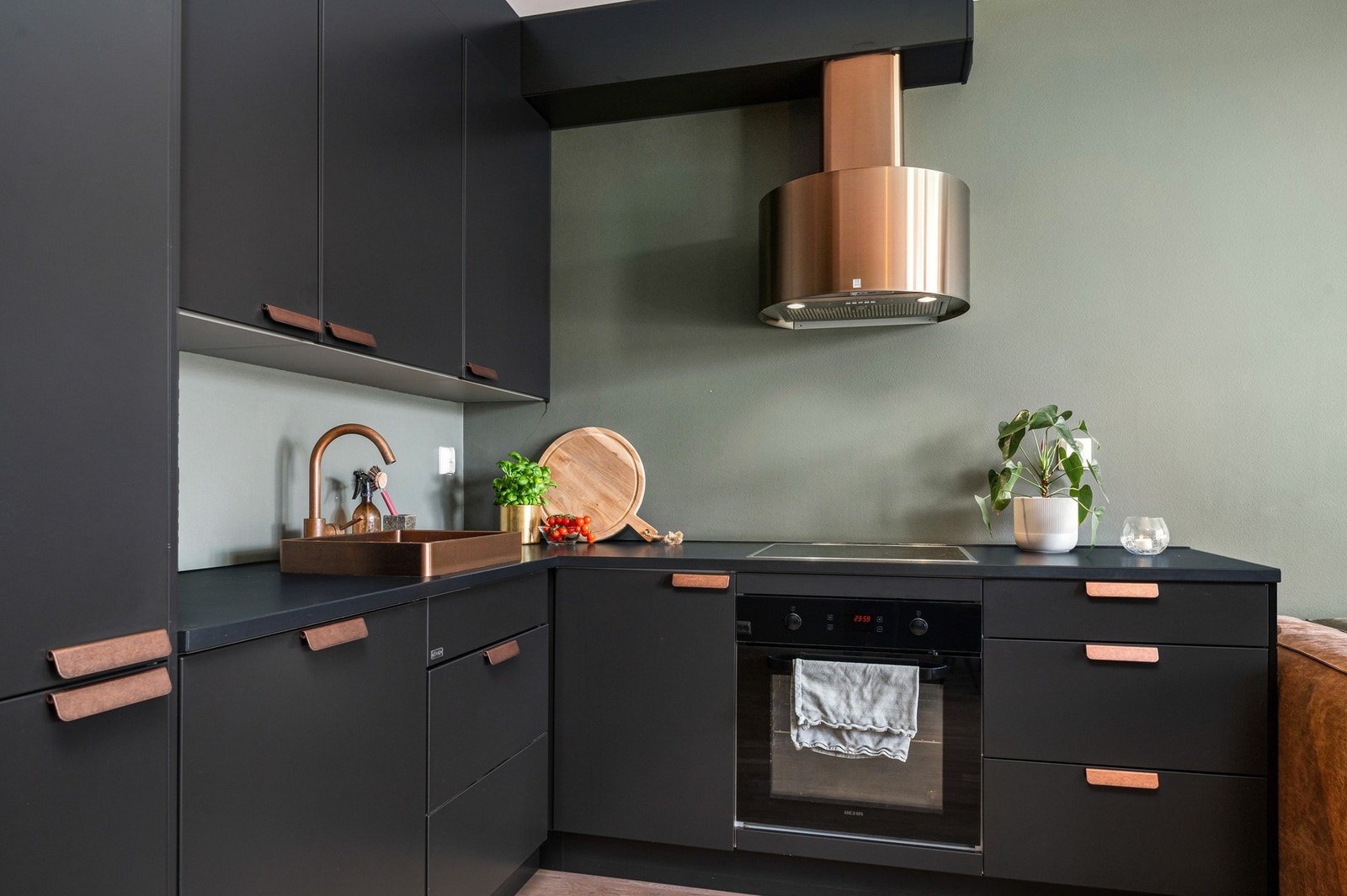 Kjøkkenet har integrerte hvitevarer som stekeovn, induksjonstopp, oppvaskmaskin og kombinert kjøle- og fryseskap. Galleribilde