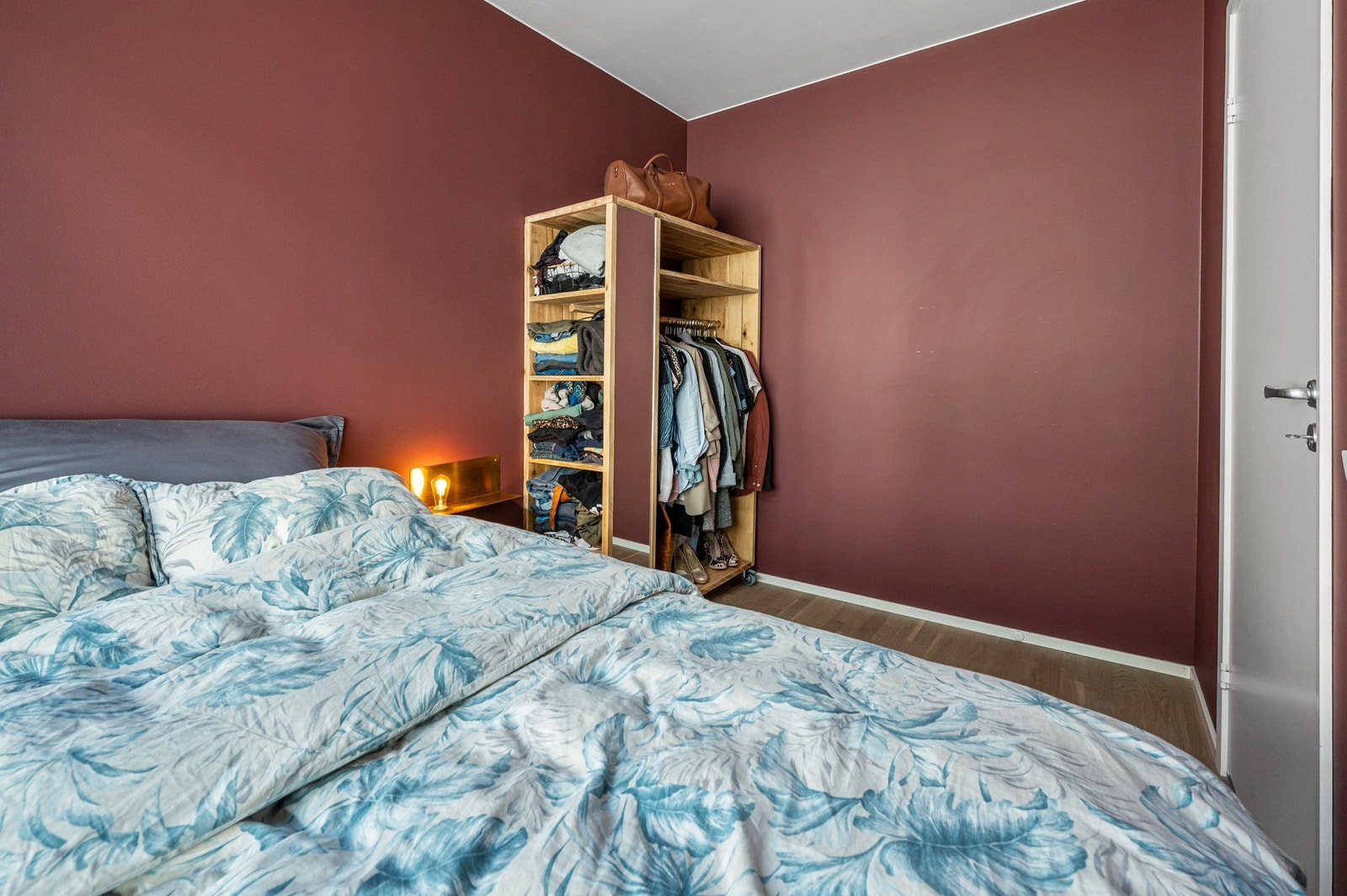 Romslige soverom med god plass til diverse garderobeløsninger. Galleribilde