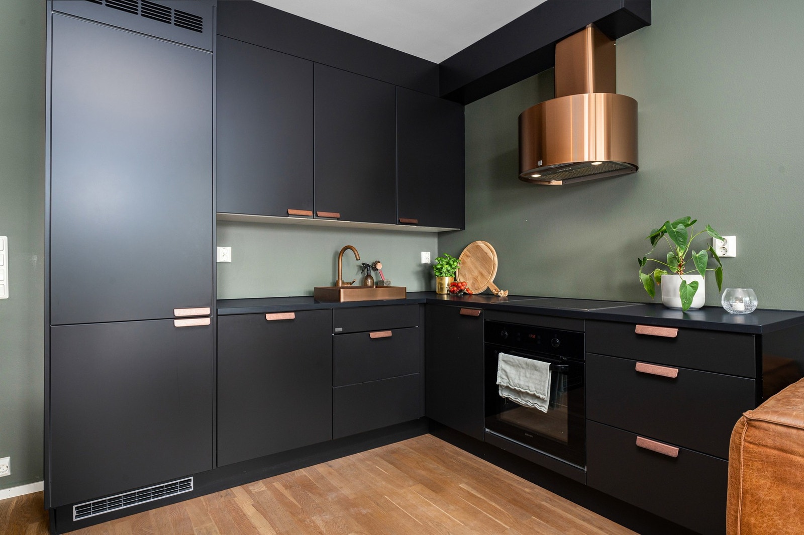 Moderne kjøkken med tidsriktige fronter. Galleribilde