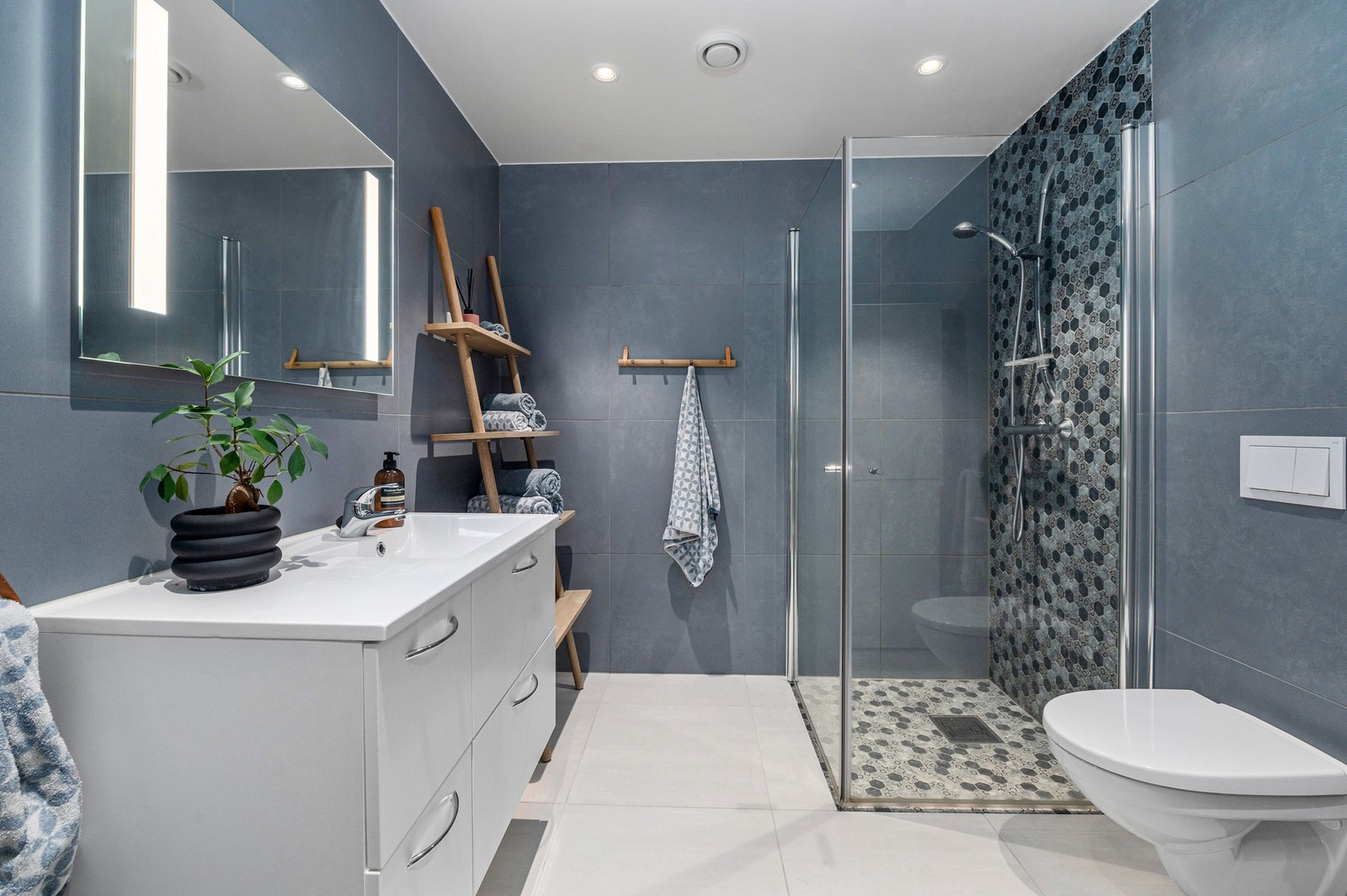 Moderne og flislagt baderom på 5,5 kvm. Galleribilde