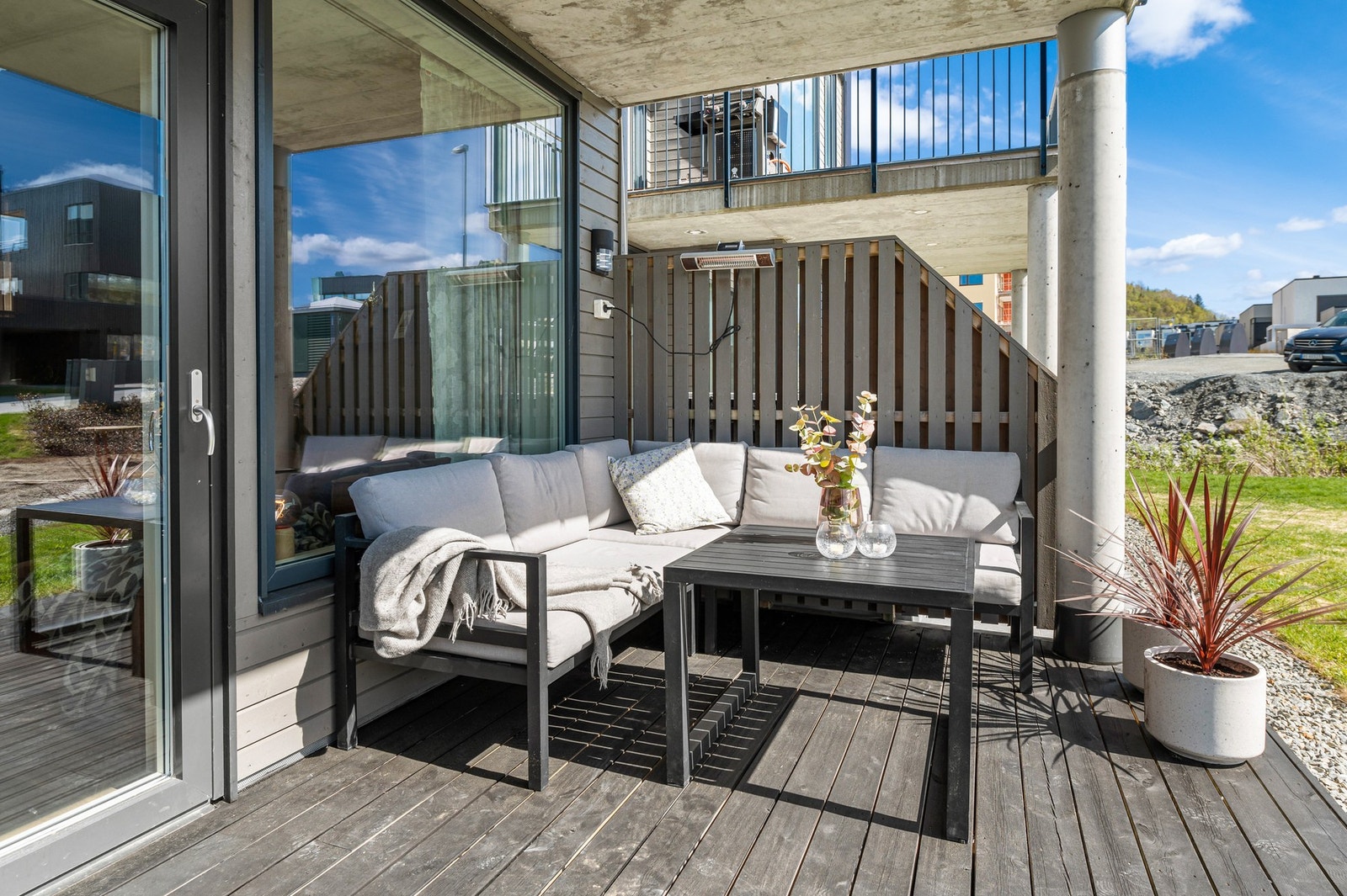 Koselig terrasse vendt ut mot pent opparbeidet, trivelig og svært barnevennlig fellesareal. Galleribilde