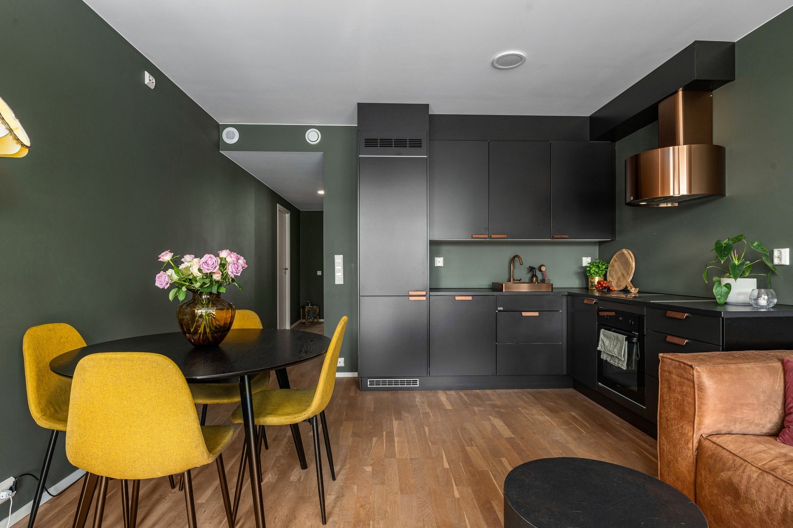 Spisestue i tilknytning til kjøkken. Galleribilde