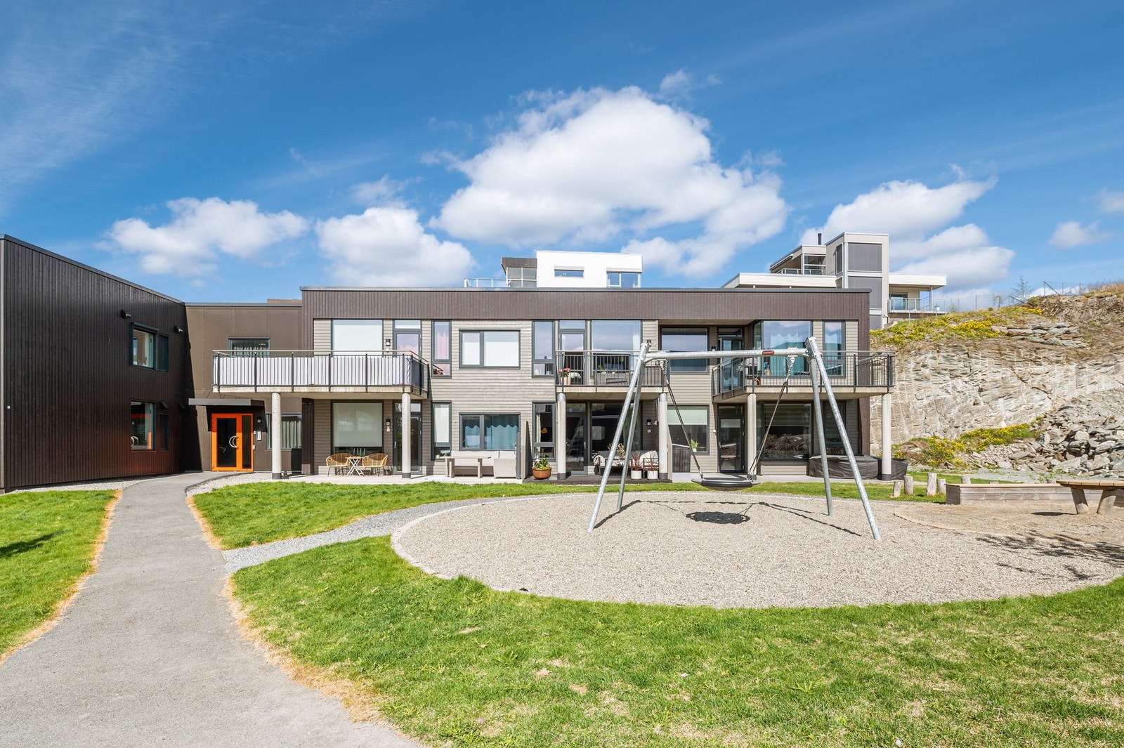 Lekeområde rett utenfor leiligheten - Leiligheten ligger i det ettertraktede nabolaget Husbyåsen, kjent for sin rolige atmosfære og fravær av trafikk. Galleribilde