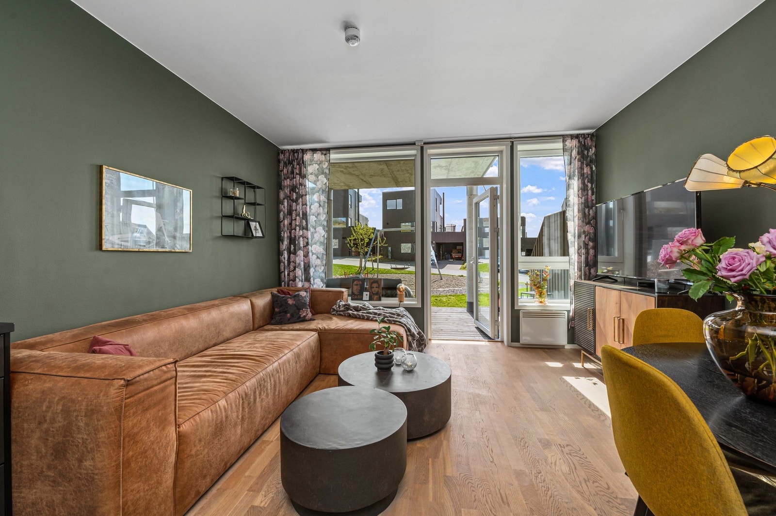 Leiligheten rommer bla. 2 gode soverom, baderom, kjøkken, stue, teknisk rom/bod. Parkeringsplass og bod i kjeller. Galleribilde