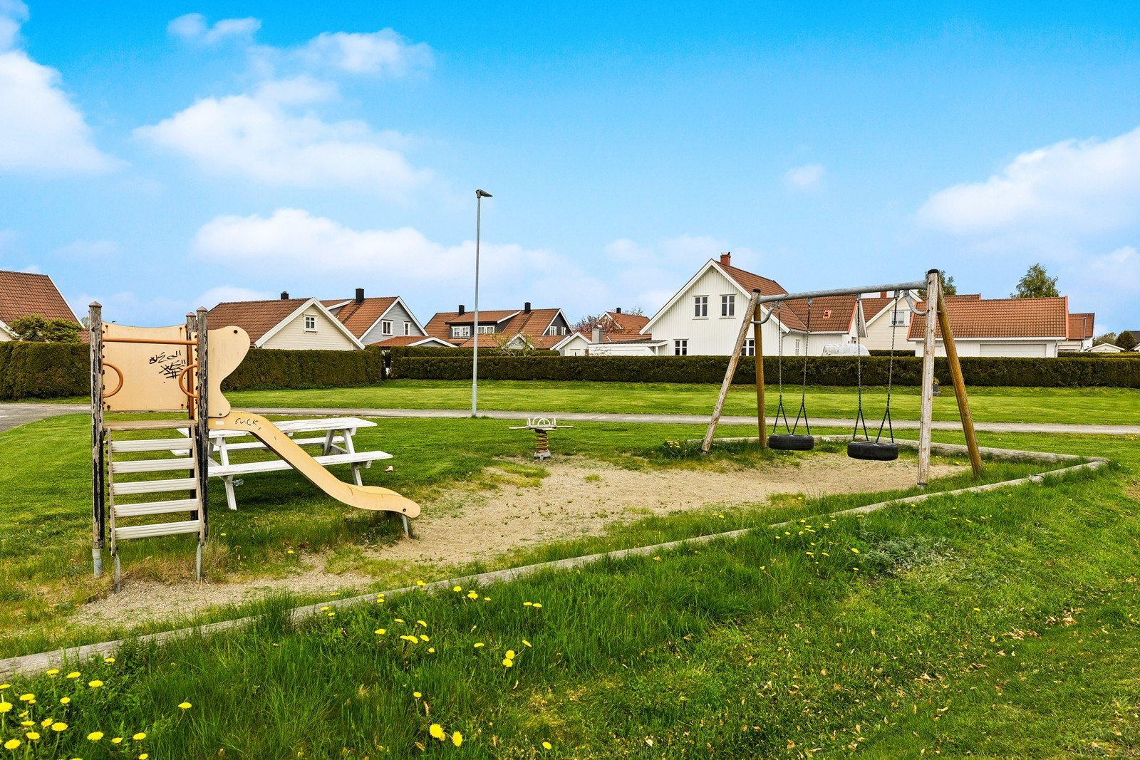 Lekeplass like i nærheten Galleribilde