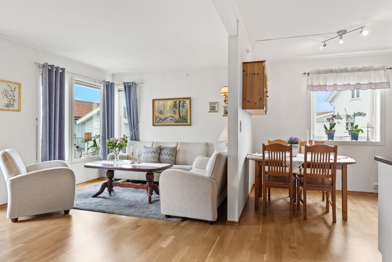 Delvis åpen stue/kjøkken løsning hvor du fint kan dele inn i ulike soner. Galleribilde