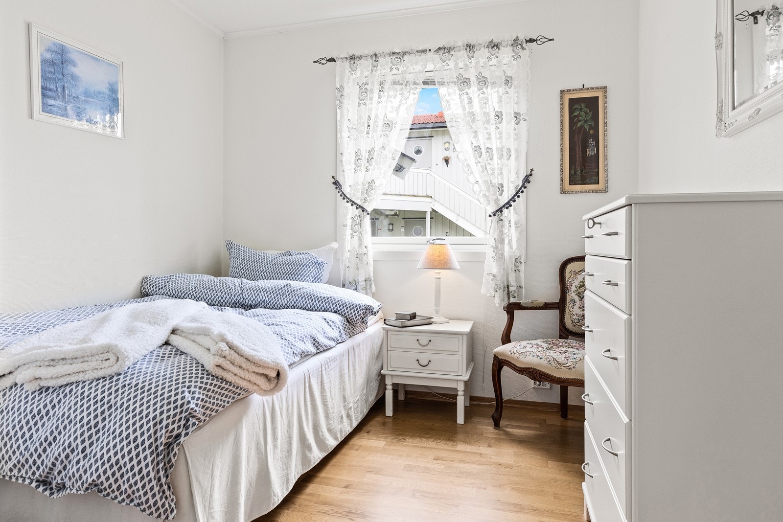 Soverom - Koselig lite soverom med lyse overflater som gir en romslig følelse. Plass til seng og oppbevaringsmøbler. Galleribilde