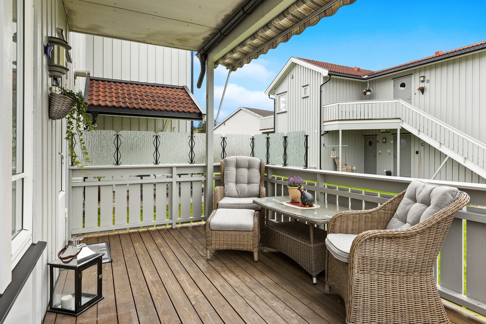 Koselig veranda hvor du kan nyte morgenkaffen Galleribilde