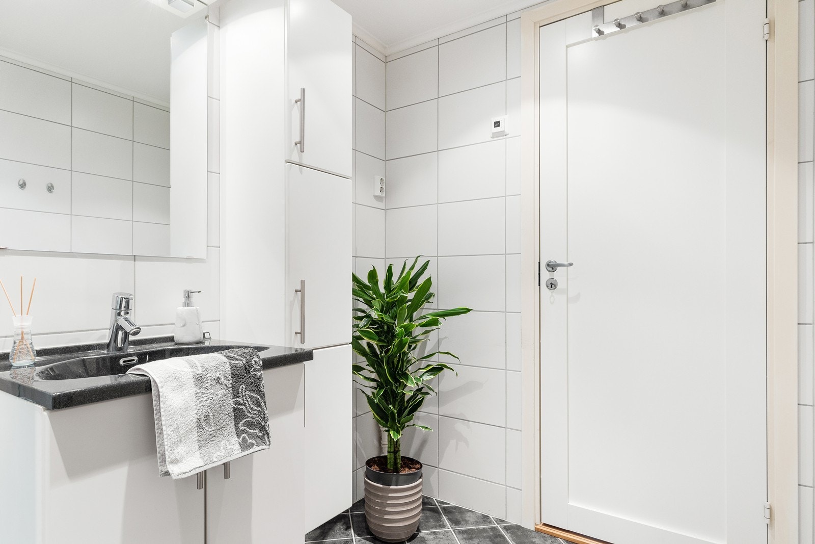 Det er opplegg for vaskemaskin i hjørnet og dobbel kontakt med tanke på tørketrommel. Galleribilde