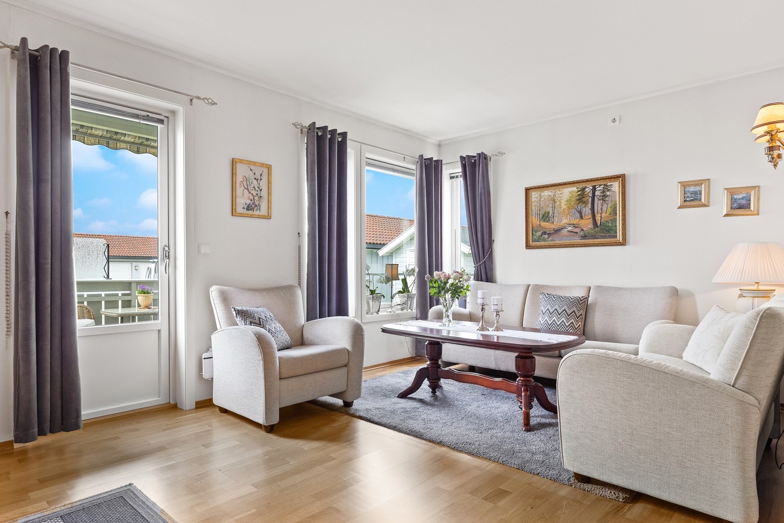 Lys stue med store vinduer og utgang til veranda. Galleribilde