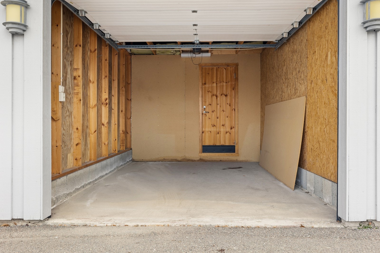 Dersom garasjen skal ha plass til bil må boden fjernes. Galleribilde