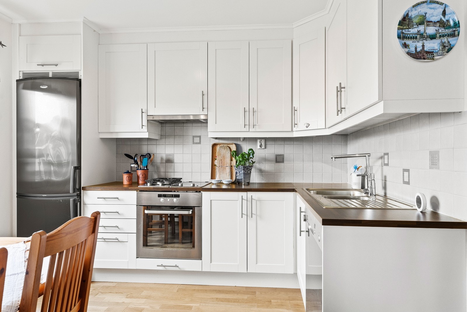 Ventilator med mekanisk avtrekk. Kombinert platetopp som også har 2 gassbluss. Galleribilde