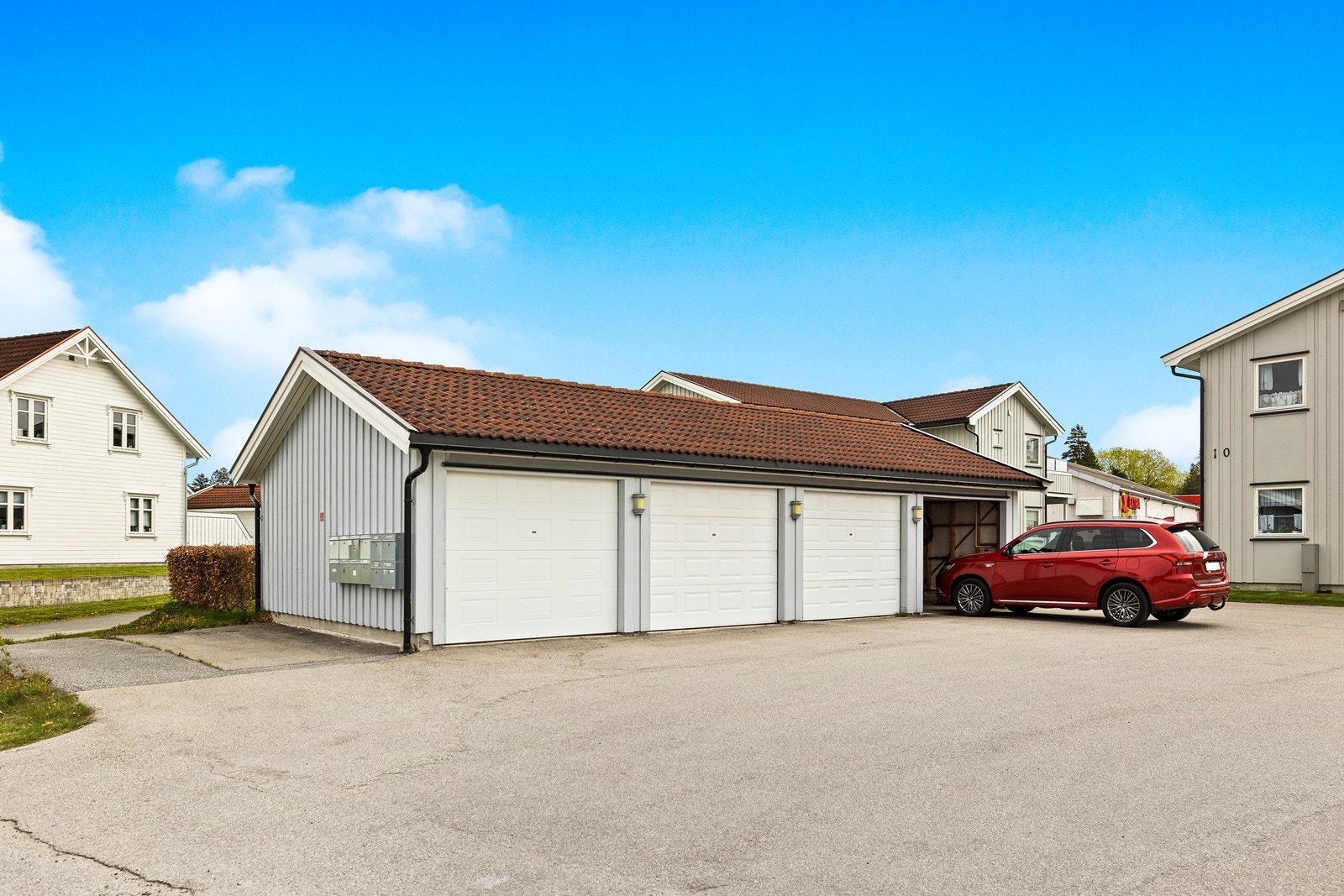 Egen garasje som hvor en del er bygd om til bod som er etterisolert. Skal du ha plass til bil må boden fjernes. Galleribilde