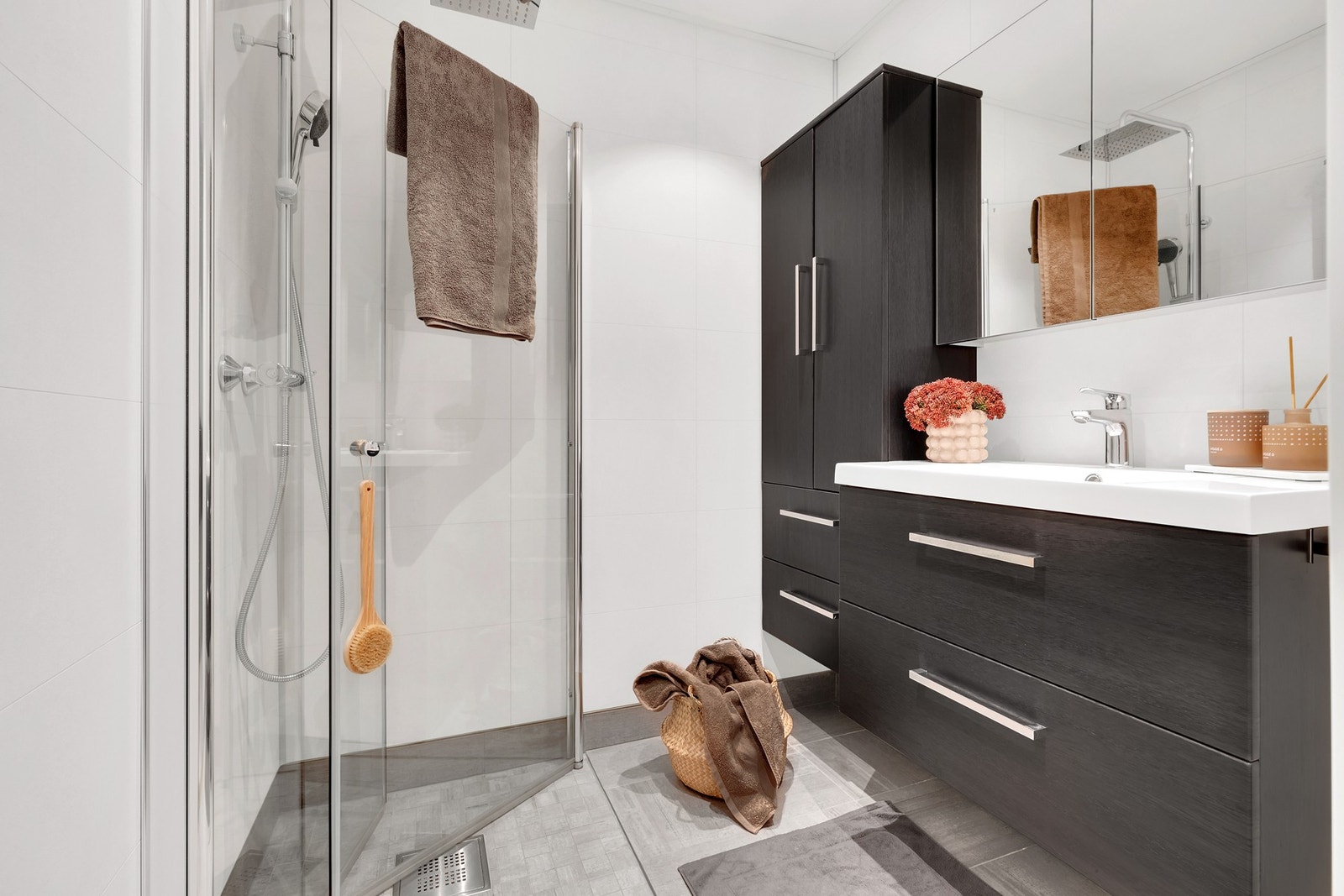 Delikat bad med moderne innredning, dusjhjørne og varmekabler i gulv. Badet er etablert i tidligere vaskerom, slik at rommet nå er større enn tidligere. Galleribilde
