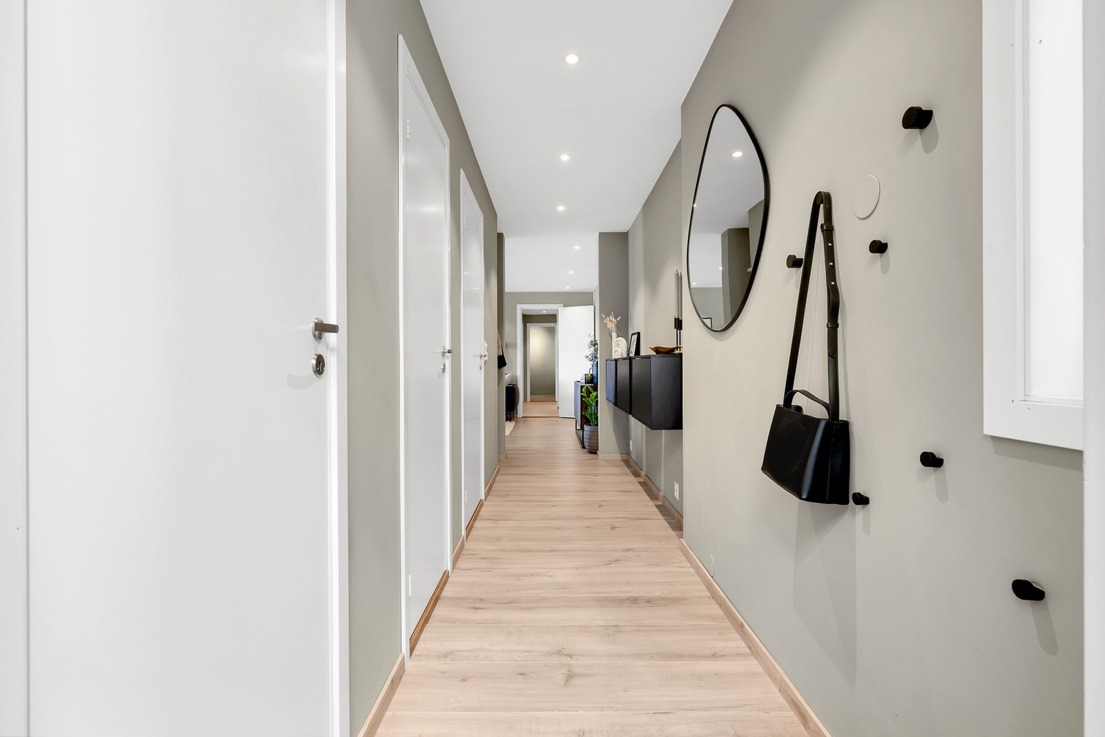 Gang sett fra entré. Det er lagt gips på alle vegger og skjult elanlegg. Om ønskelig kan man også sette inn vedovn på stua. Sikringsskap med automatsikringer rett utenfor ytterdøren. Galleribilde