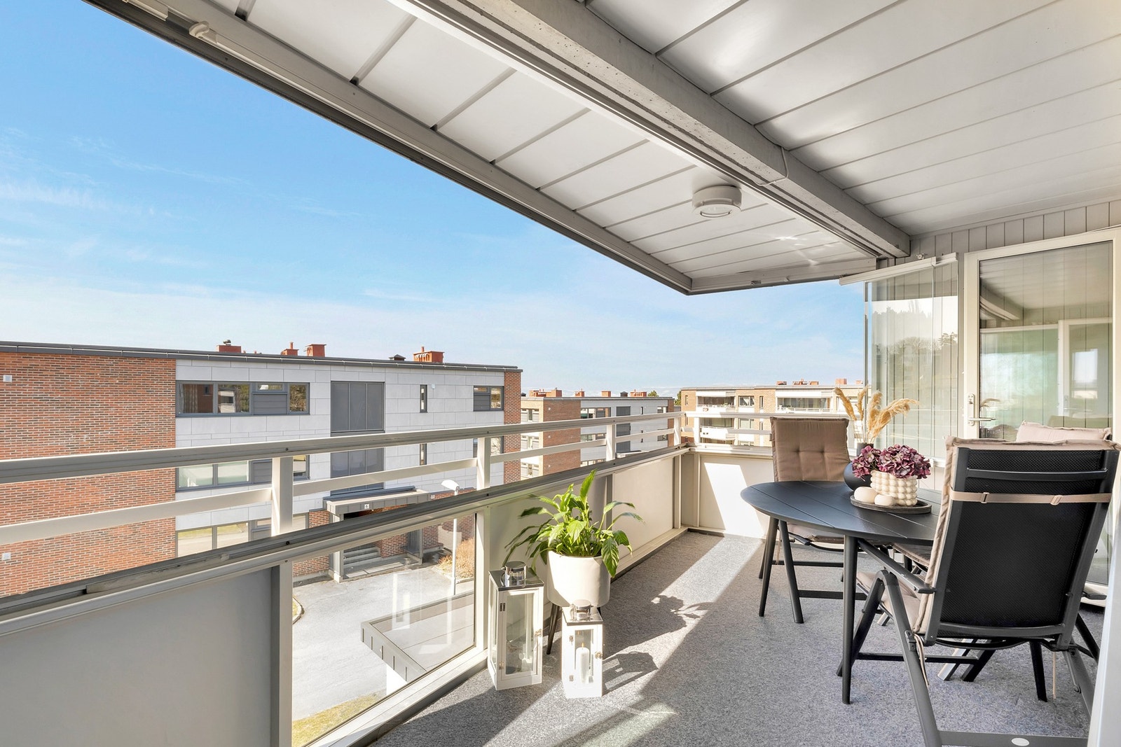 Fra stuen er det utgang til vestvendt og innglasset balkong. Her nyter man solen fra ca. kl. 13:00 til solnedgang på sommerstid. Galleribilde