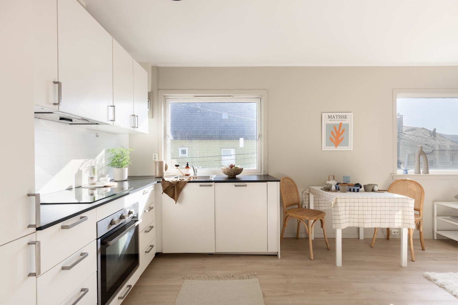 Her kan du invitere venner og bekjente på hyggelige middager, og har benkeplass nok til å kokkelere til mange Galleribilde