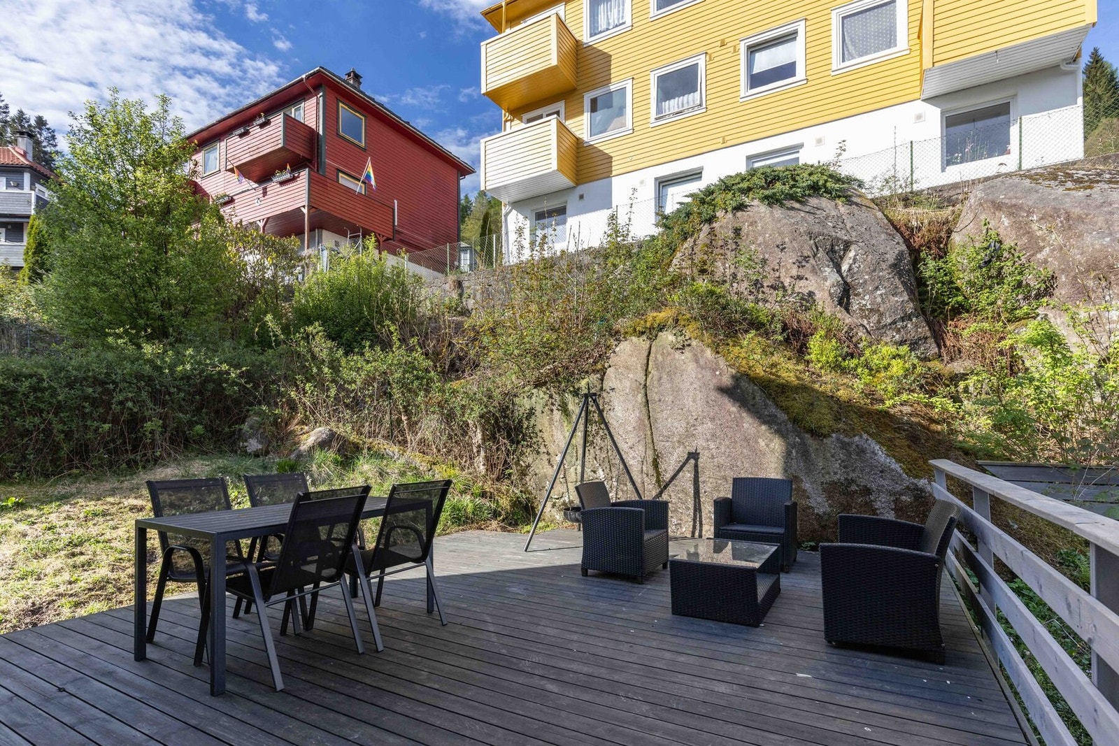 Stor felles uteplass i borettslaget er en kjekk samlingsplass hvor en kan nyte de varmeste dagene Galleribilde