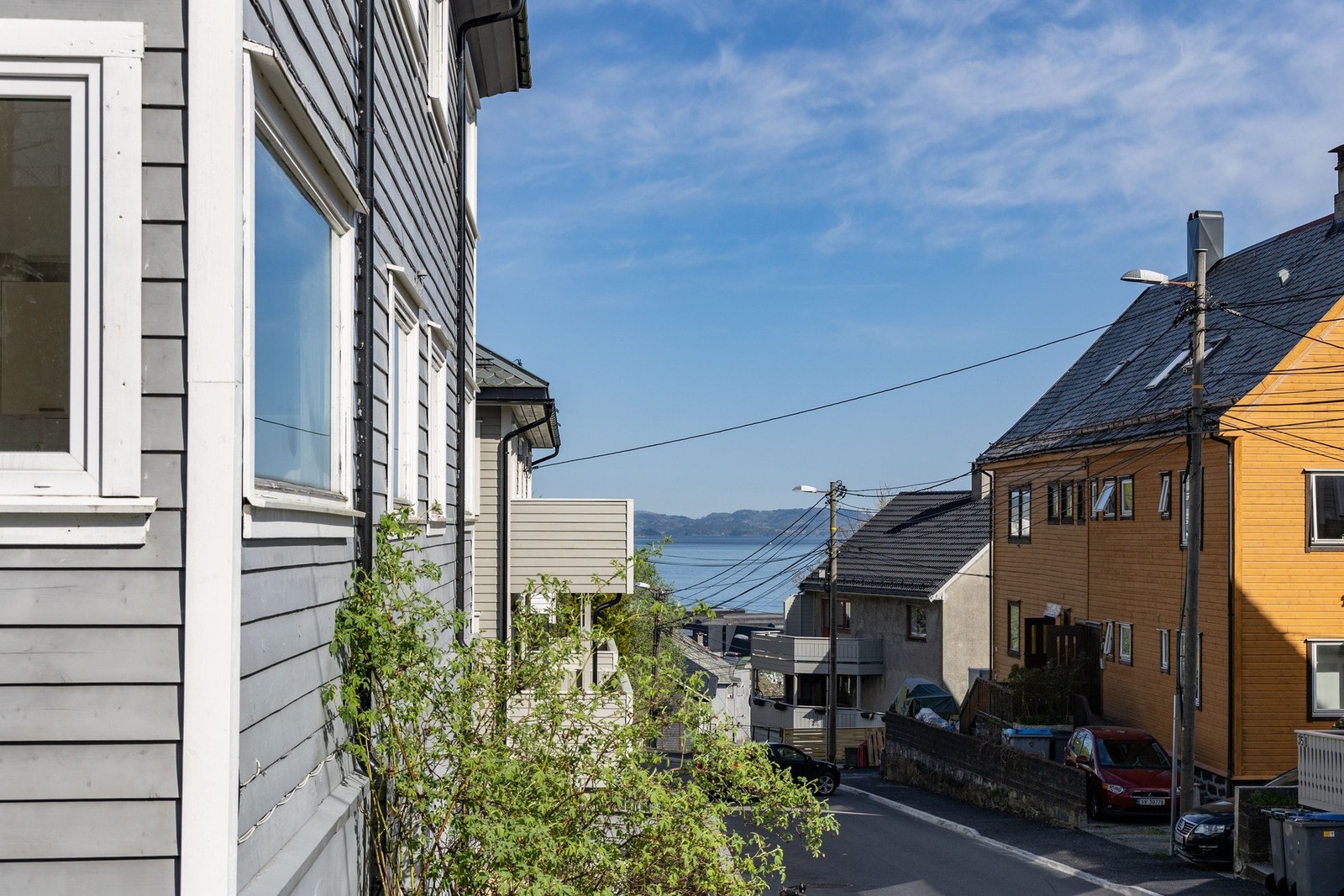 Leiligheten har en attraktiv beliggenhet på Laksevåg med flott utsikt og stor felles uteplass Galleribilde