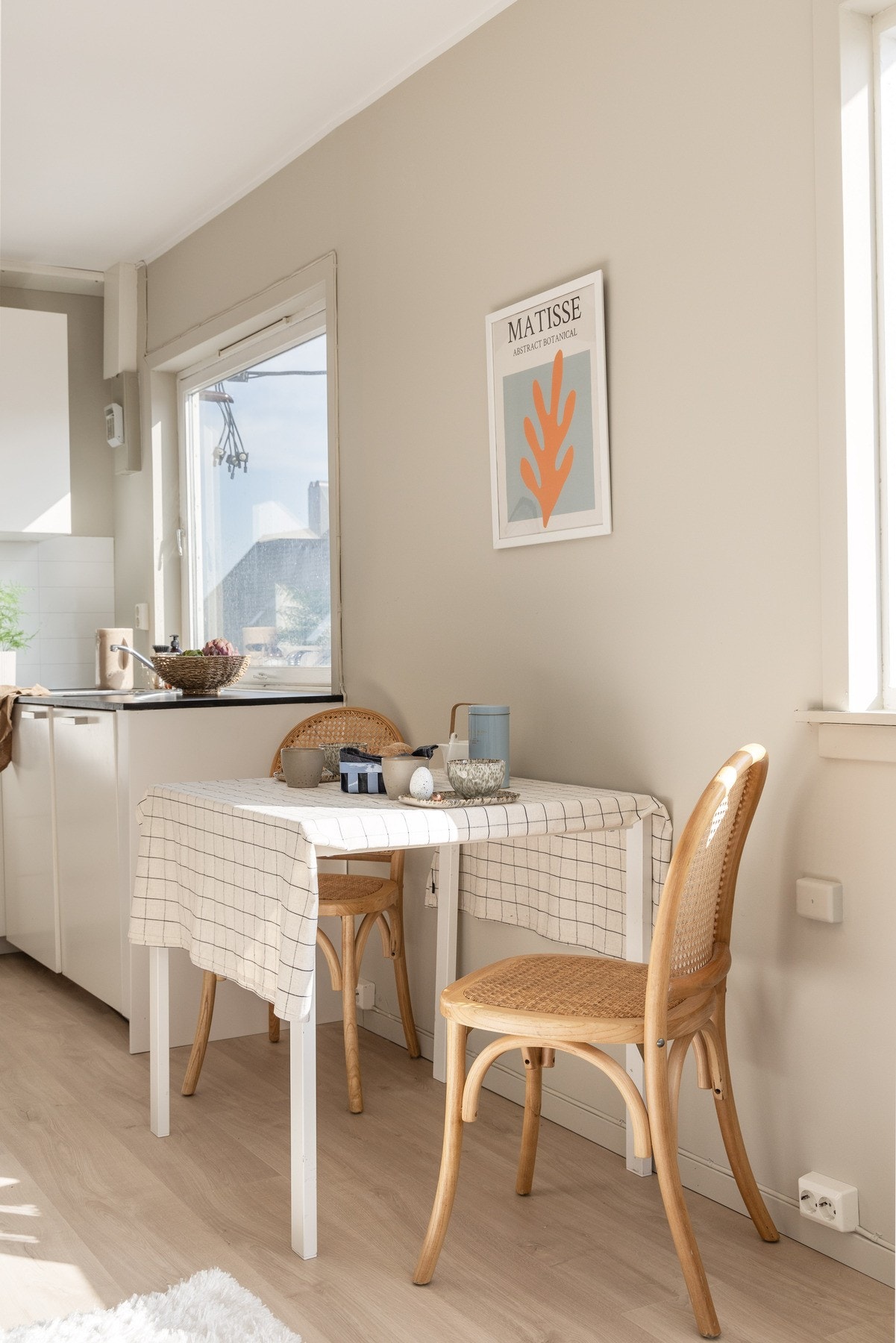 Med mye naturlig lys til leiligheten er dette en fin plass å nyte bedre frokoster Galleribilde