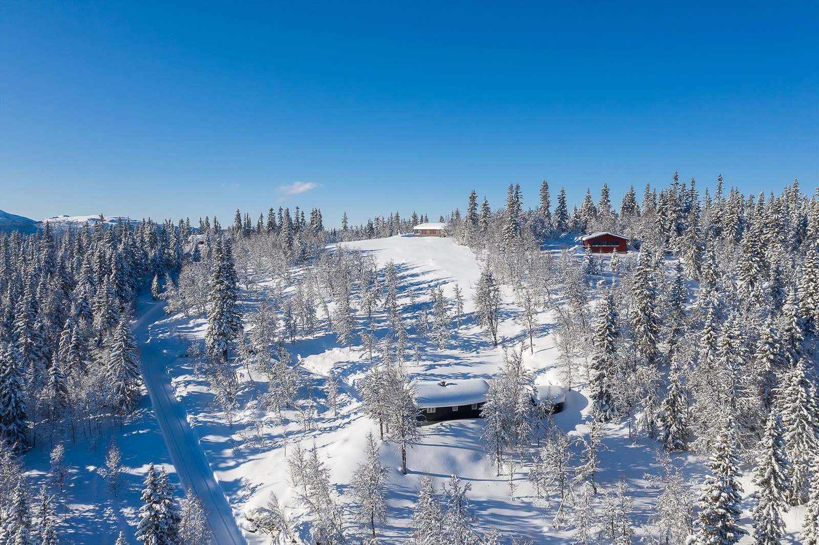 Hytta ligger fint til ca. 880 meter over havet i et mindre hyttefelt like ved Skotten. Flott og usjenert beliggenhet i et område med spredt fritidsbebyggelse Galleribilde