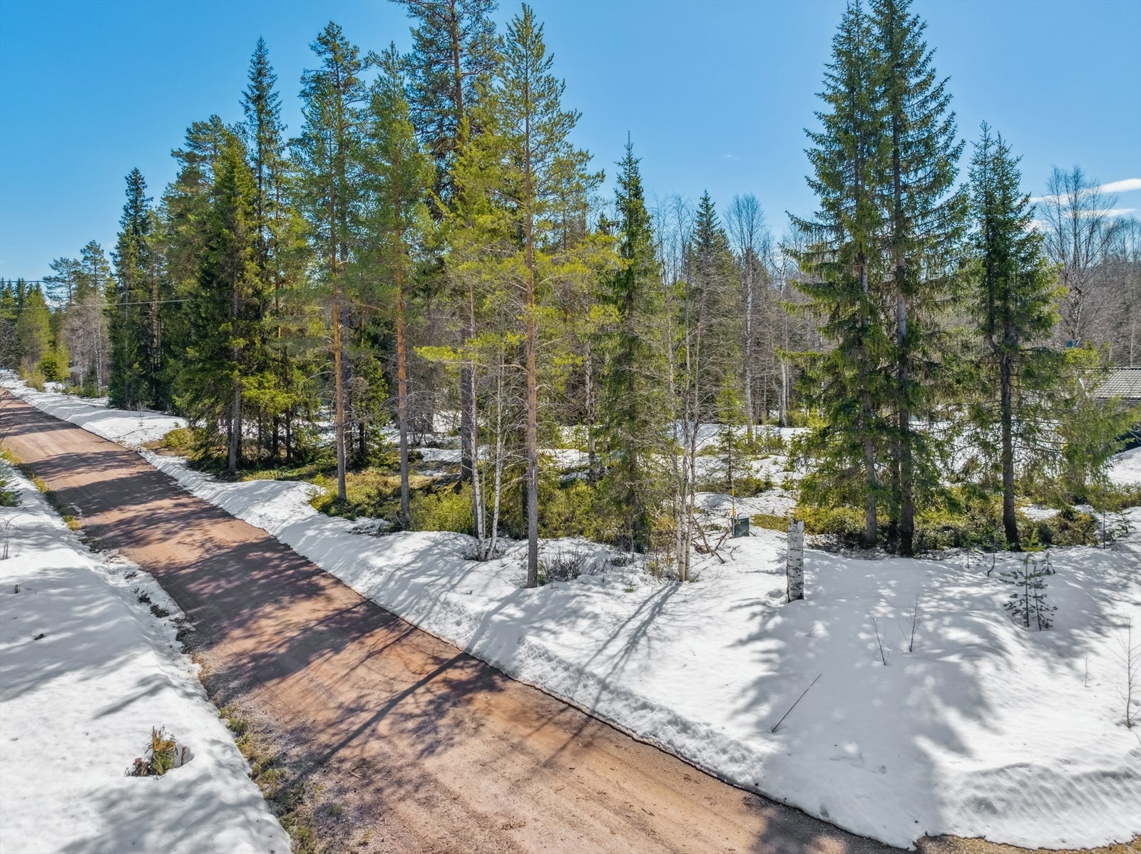 Velkommen til Ljørdalen, og denne fine og romslige tomten ved Østsidevegen og Ljøra i Ljørdalen. Galleribilde