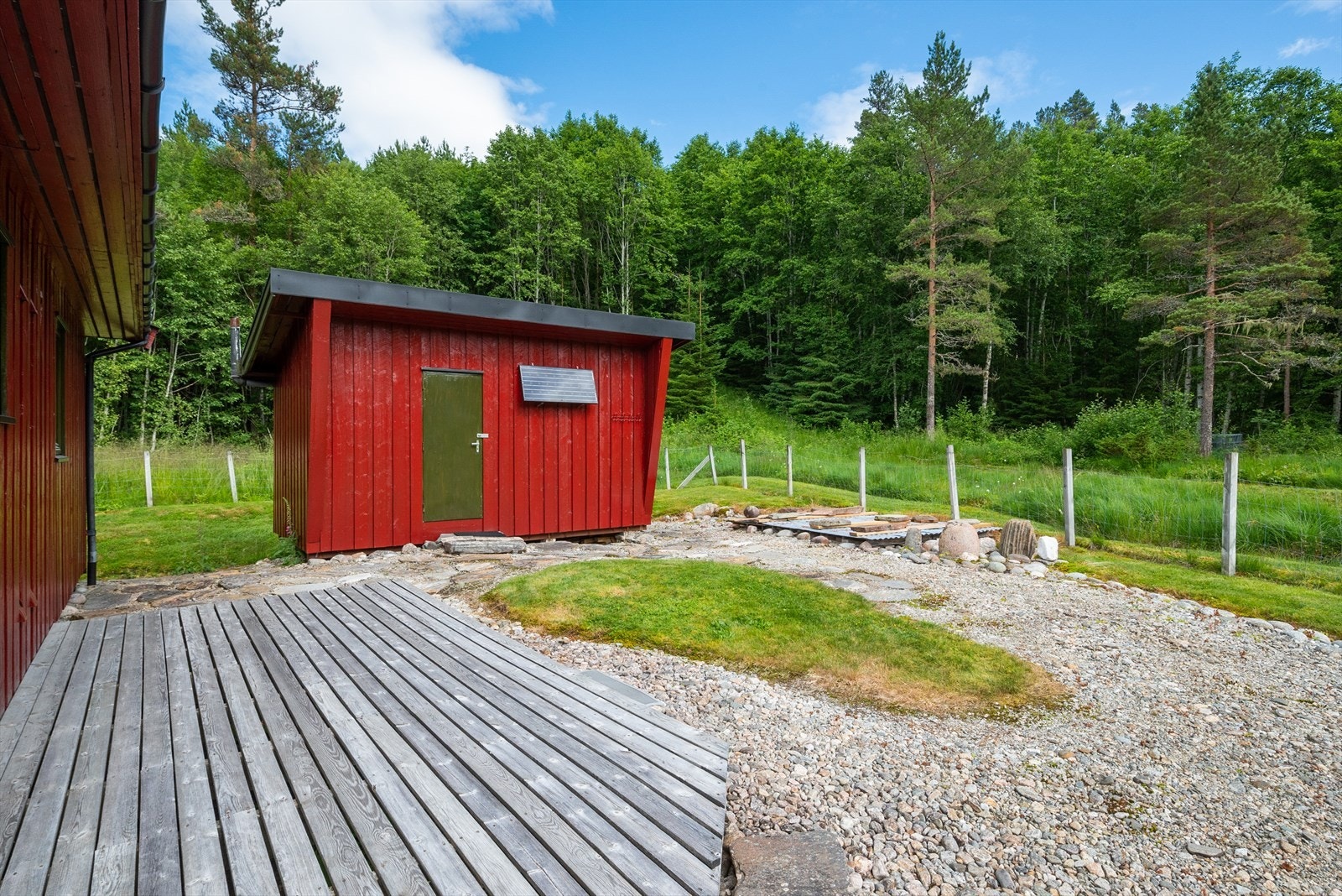 Lekkert uteområde med steinlagt gårdsplass samt plen Galleribilde