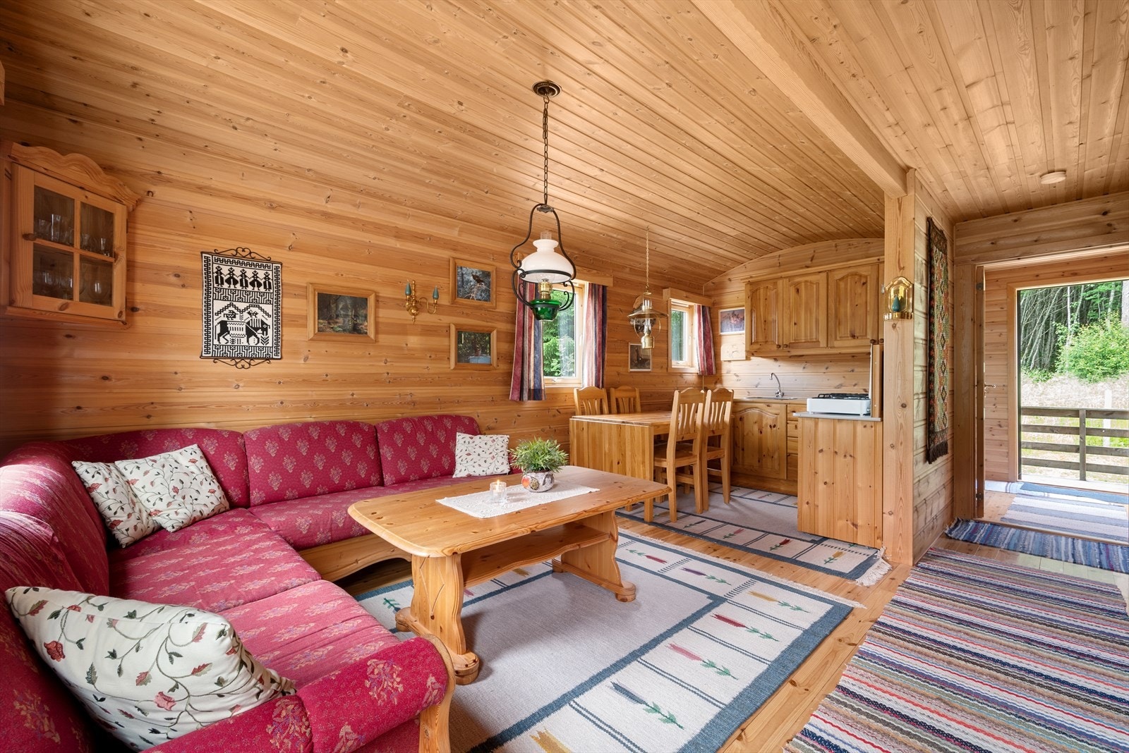 I boligen er det åpen stue/kjøkkenløsning som gir god utnyttelse av plassen Galleribilde