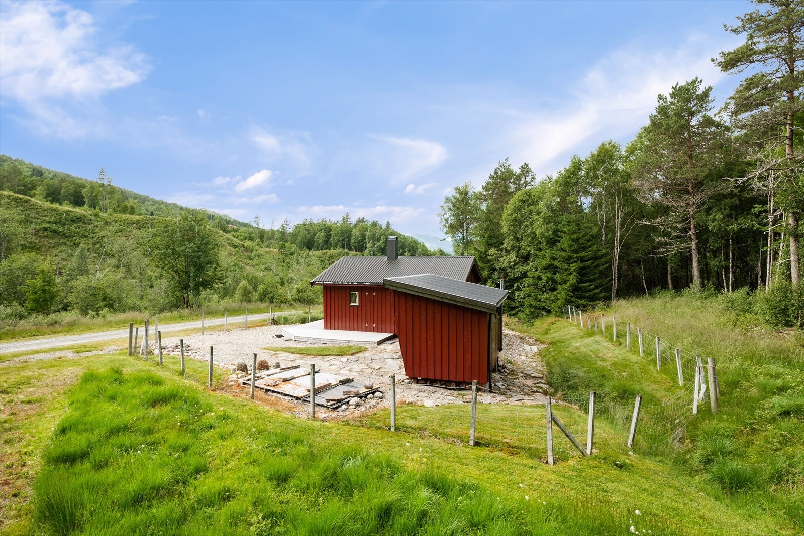 I tilknytning til hovedbygget er det en frittstående bod/uthus med god plass for oppbevaring Galleribilde