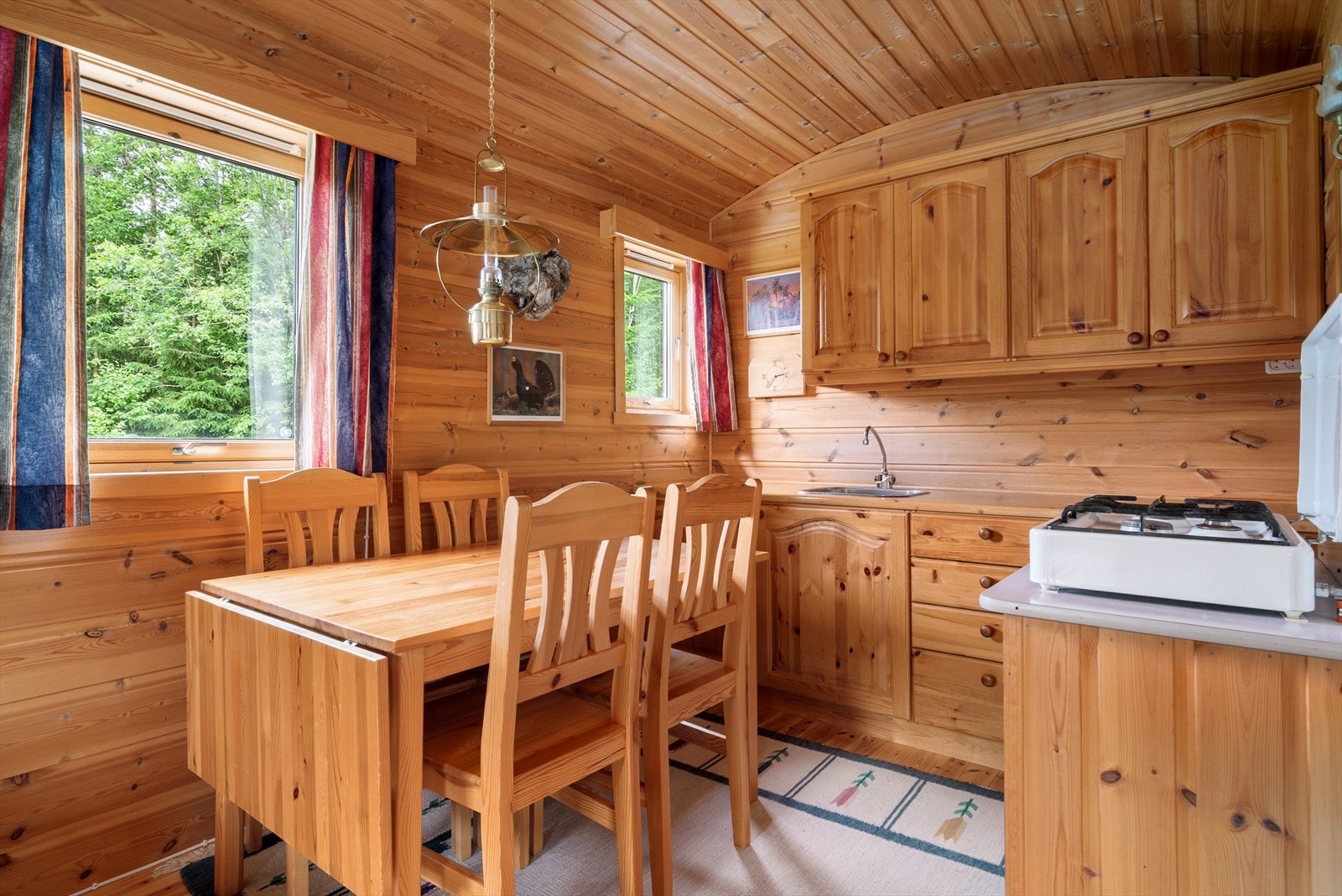 Praktisk kjøkken med god skap- og benkeplass, stekeplate som går på gass Galleribilde