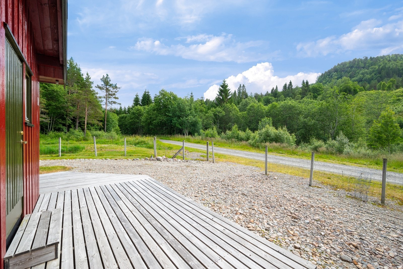 På sør- østsiden av boligen er det terrasse med god plass til ønsket utemøblering Galleribilde