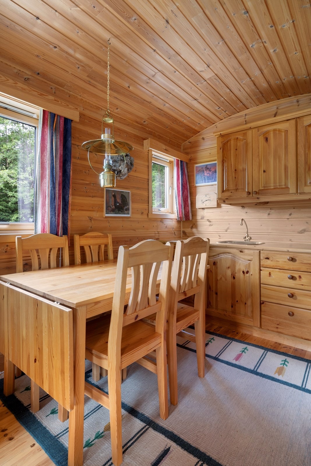 På kjøkkenet er det et praktisk spisestuebord som kan forlenges ved flere gjester Galleribilde