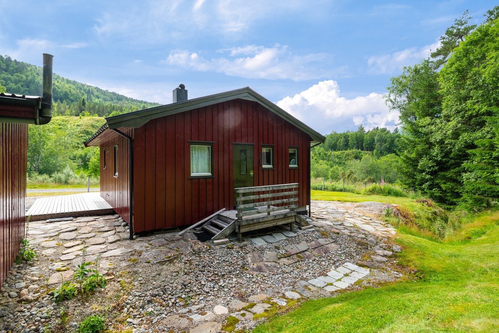 Det er inngangsparti både på forside og bakside av bygget Galleribilde