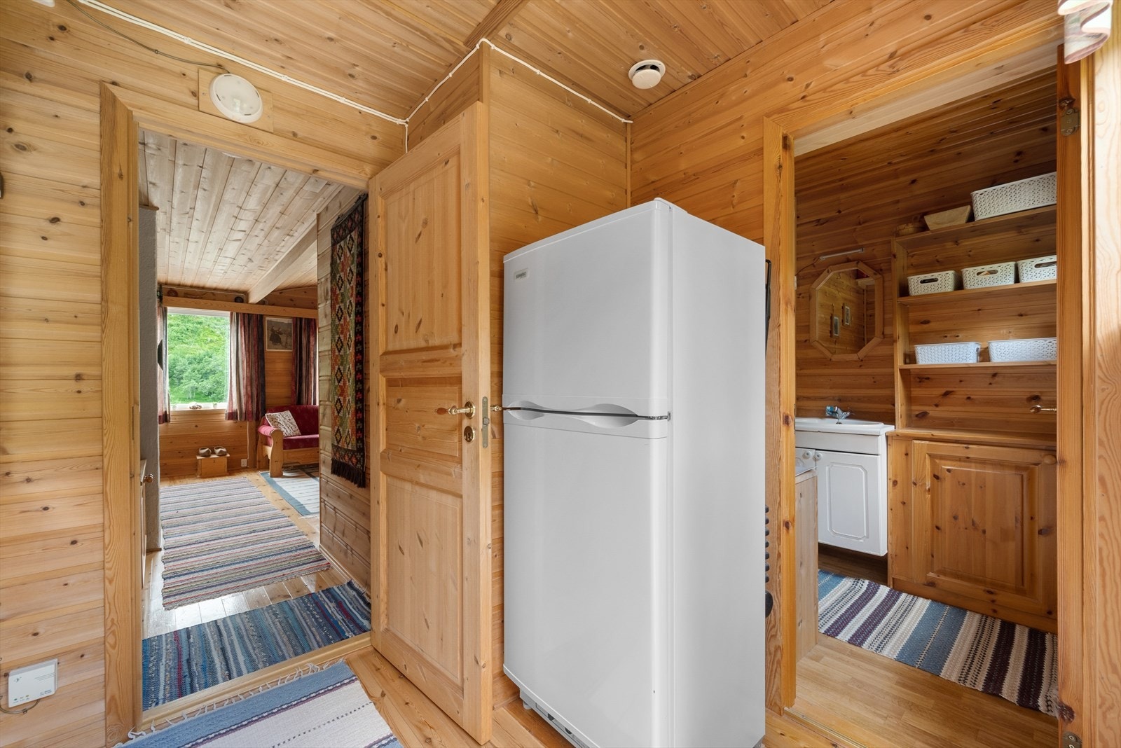 I entreen på baksiden av hytta har man direkte tilgang til bad/vaskerom Galleribilde