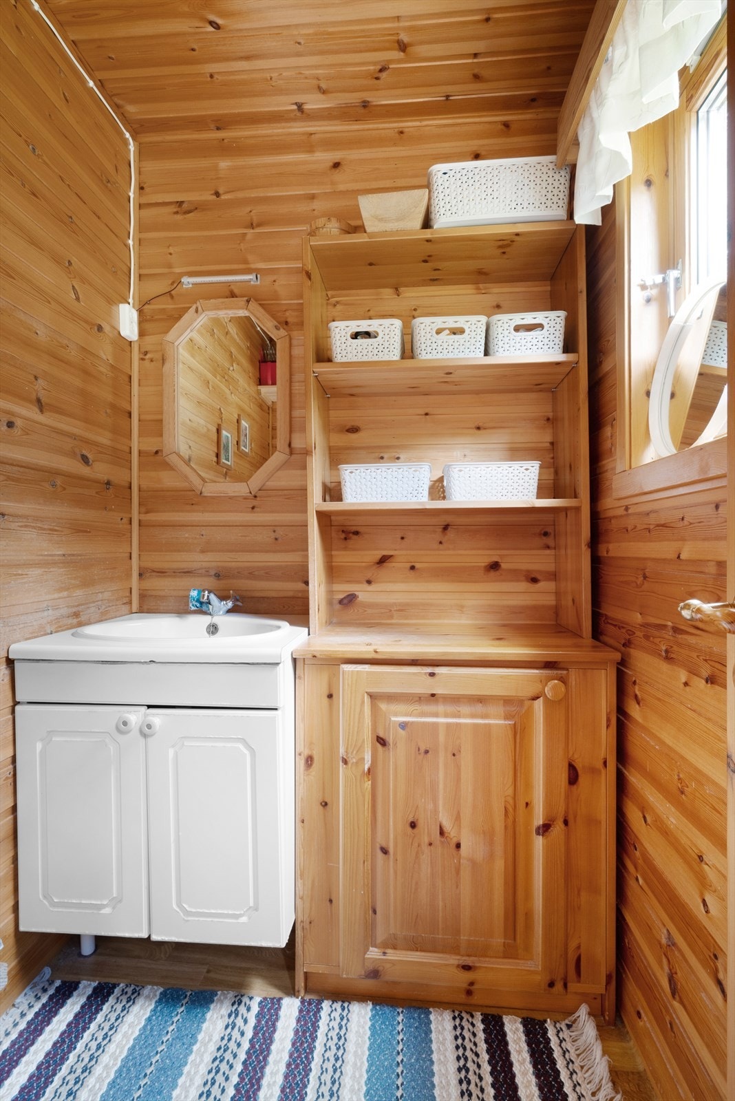 På bad/vaskerom er det lagt inn strøm fra solcellepanel samt vann om sommeren Galleribilde