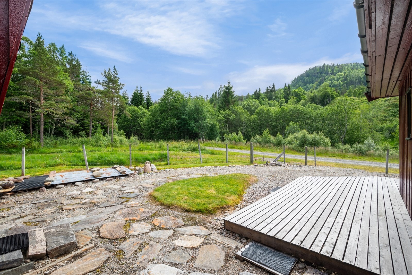 Rundt hytta er det lagt steiner Galleribilde