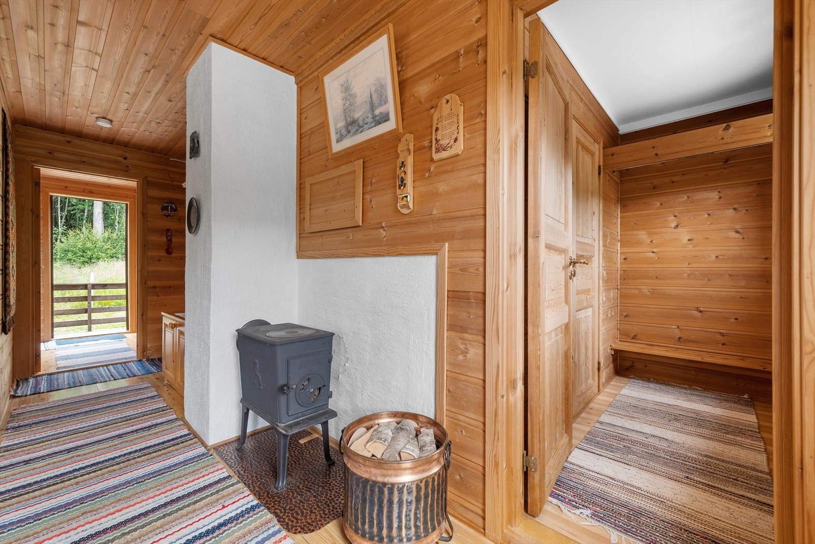 Gang mellom fram og baksiden av hytta Galleribilde