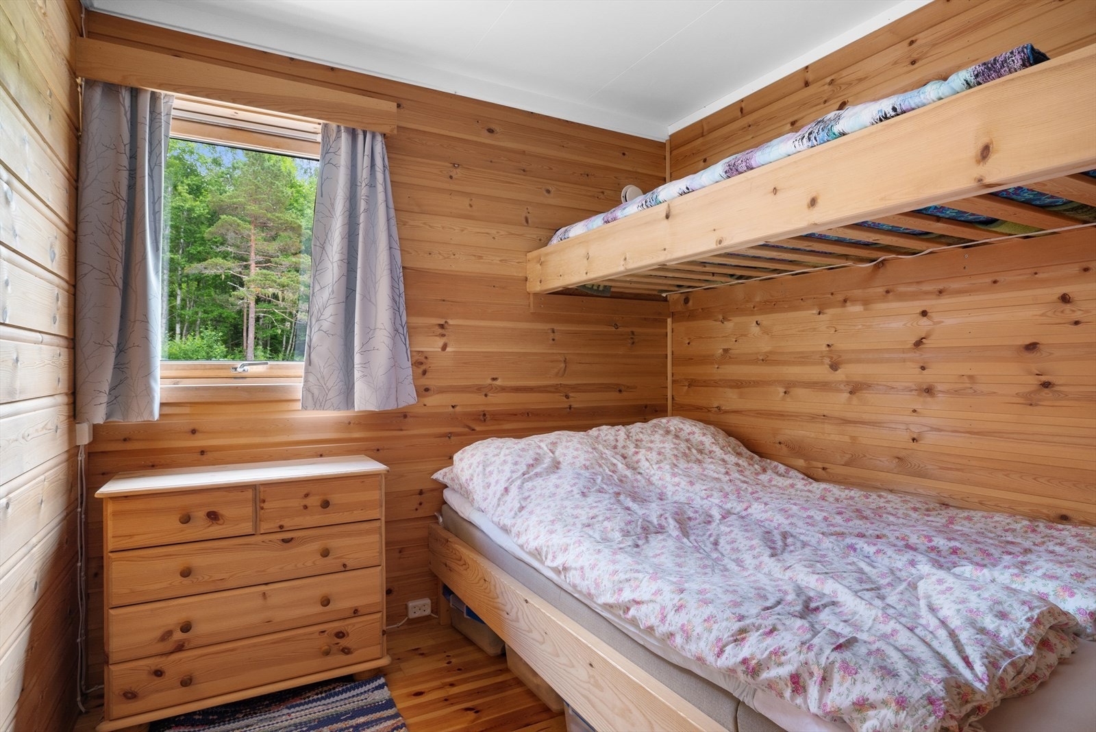 God størrelse på soverommet med god plass til oppbevaring både i kommode og under seng Galleribilde