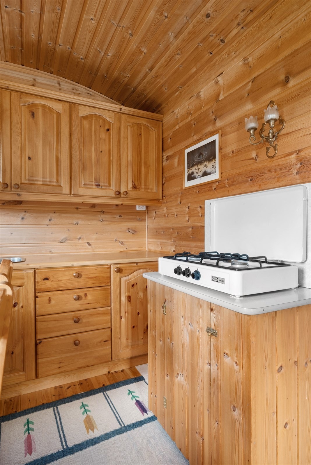 På kjøkkenet er det lagt inn strøm fra solcellepanel samt laget innredning for gassflaske til stekeplate Galleribilde