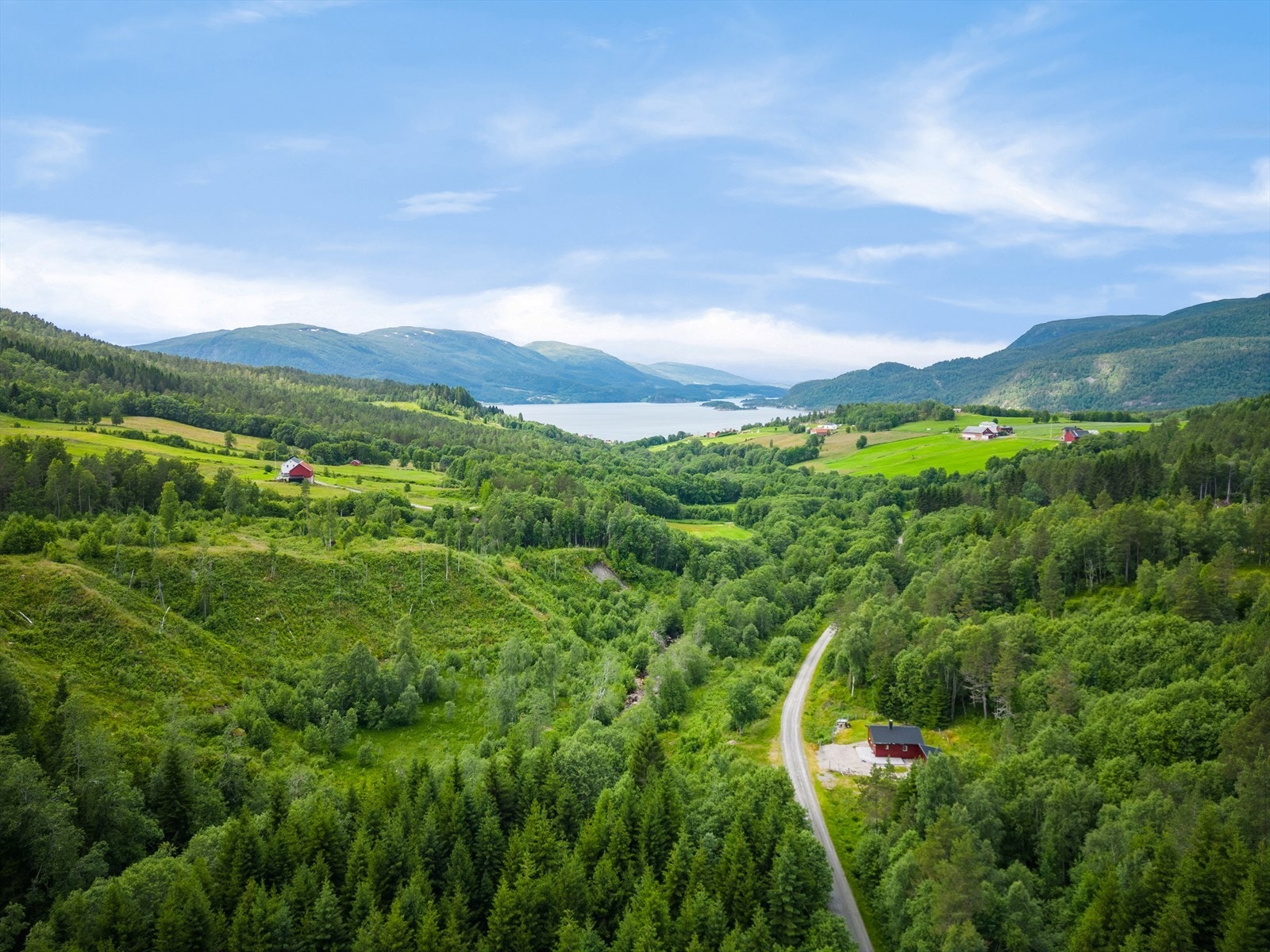 En kort kjøretur fra eiendommen kommer man til sjøen hvor det er fine muligheter langs sjøveien Galleribilde