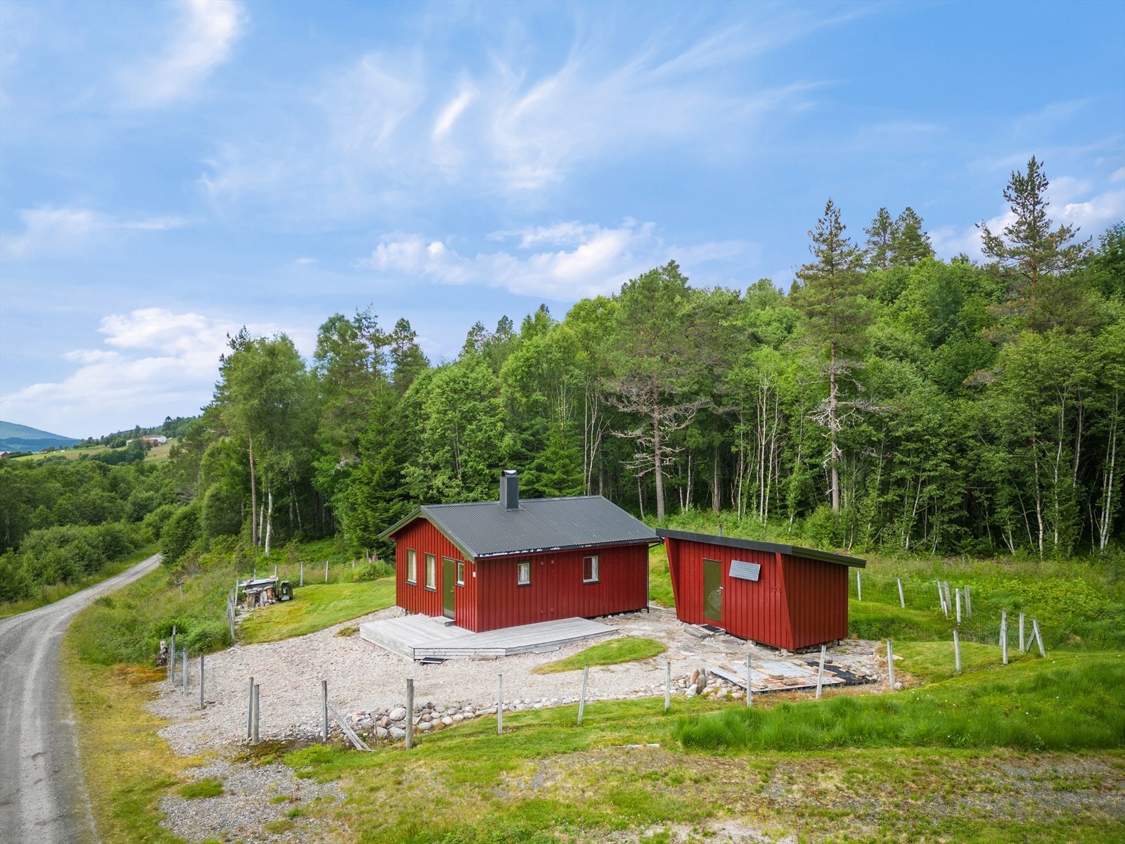 Fritidsboligen fint til med bilvei helt frem til hytten Galleribilde